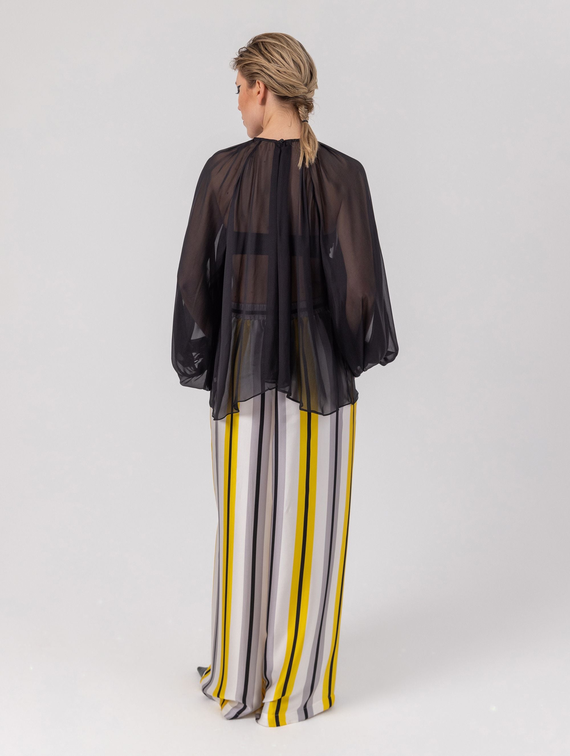 Weite Bluse mit Rundhalsausschnitt, Falten auf der Vorder- und Rückseite und Raglan-Dichterärmeln. Dieses Modell ist Teil unserer REBORN-Kollektion und steht für unsere "Zero-Waste-Politik".