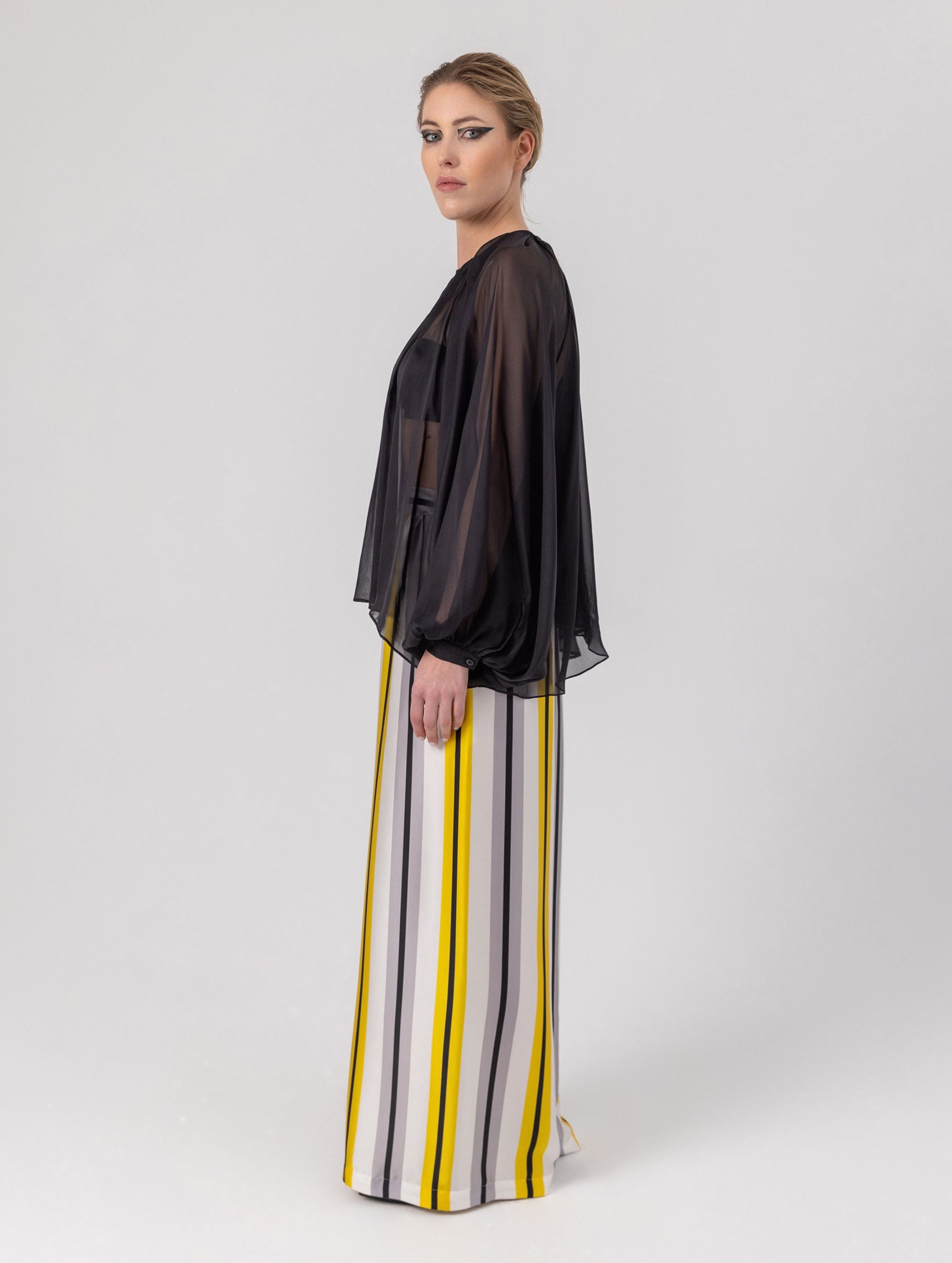 Weite Bluse mit Rundhalsausschnitt, Falten auf der Vorder- und Rückseite und Raglan-Dichterärmeln. Dieses Modell ist Teil unserer REBORN-Kollektion und steht für unsere "Zero-Waste-Politik".