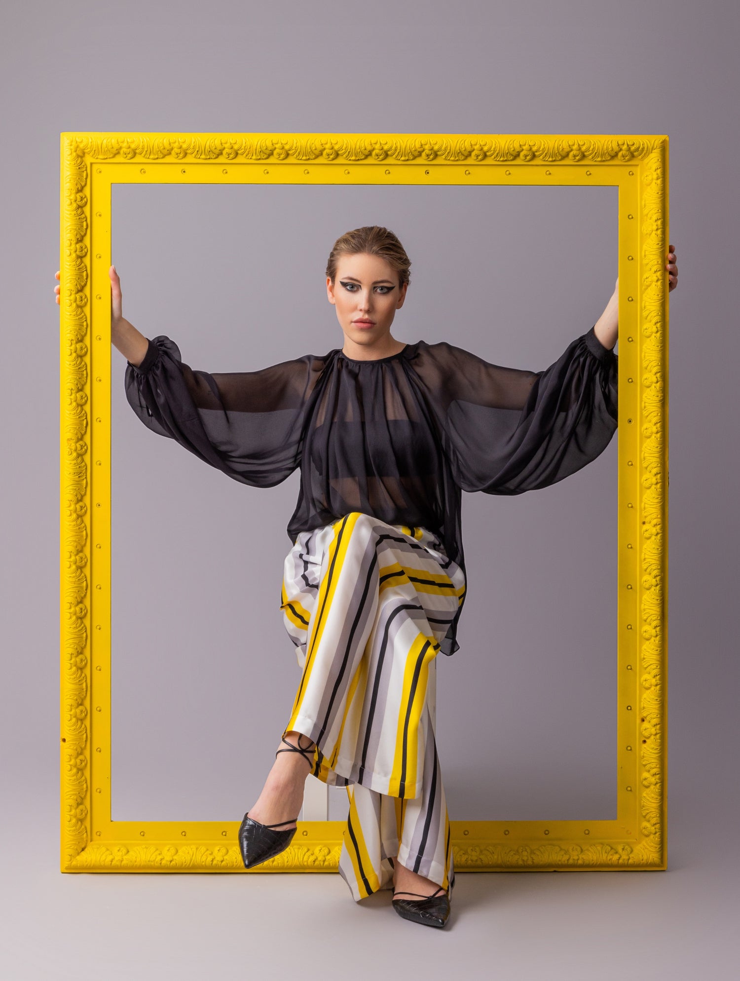 Weite Bluse mit Rundhalsausschnitt, Falten auf der Vorder- und Rückseite und Raglan-Dichterärmeln.    Dieses Modell ist Teil unserer REBORN-Kollektion und steht für unsere "Zero-Waste-Politik".