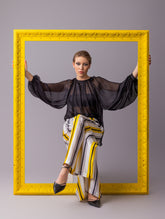 Weite Bluse mit Rundhalsausschnitt, Falten auf der Vorder- und Rückseite und Raglan-Dichterärmeln.    Dieses Modell ist Teil unserer REBORN-Kollektion und steht für unsere "Zero-Waste-Politik".