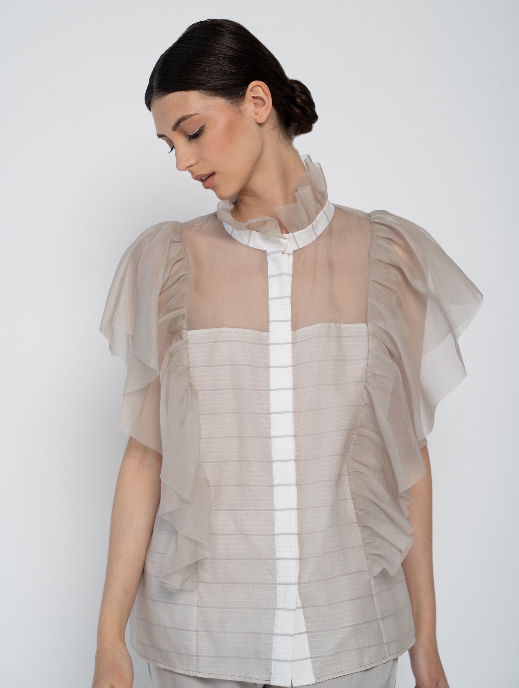 Bluse mit Organza-Volants auf Vorderseite, Schultern, Rücken und Kragen