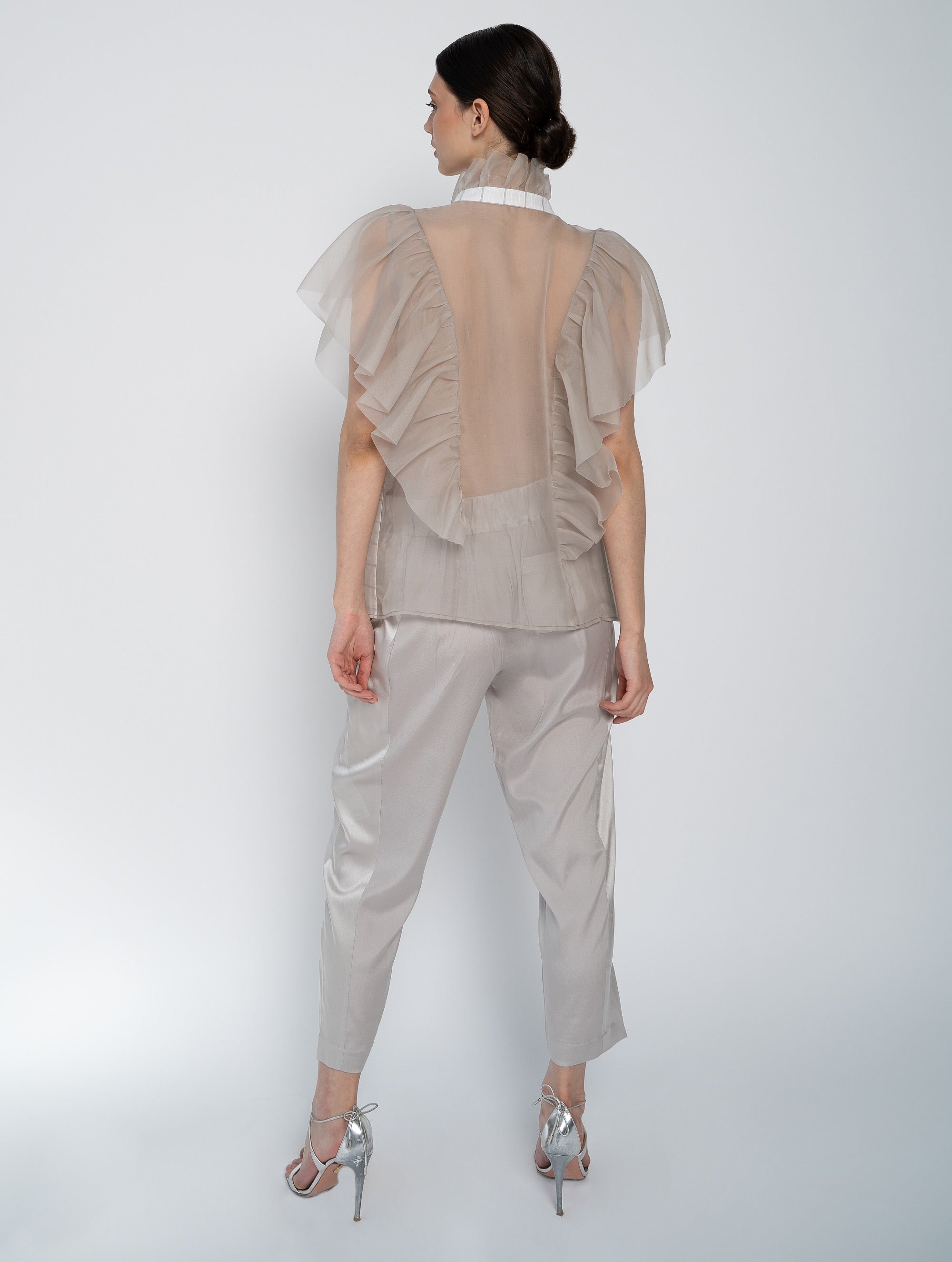 Bluse mit Organza-Volants auf Vorderseite, Schultern, Rücken und Kragen