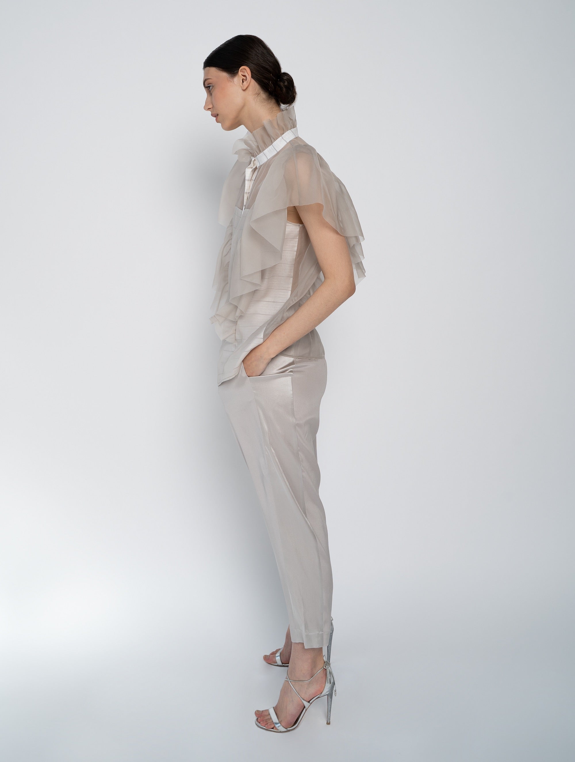 Bluse mit Organza-Volants auf Vorderseite, Schultern, Rücken und Kragen