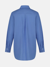 Langes Oversize Blusenhemd mit klassischem Hemdkragen und Manschetten, sowie zwei aufgesetzten Brutstaschen und abgerundeten Saumende im Rückteil.  Dieses Modell ist Teil unserer REBORN-Linie und steht für unsere "Zero-Waste-Politik", da mit Stoff aus Altbestand gefertigt.