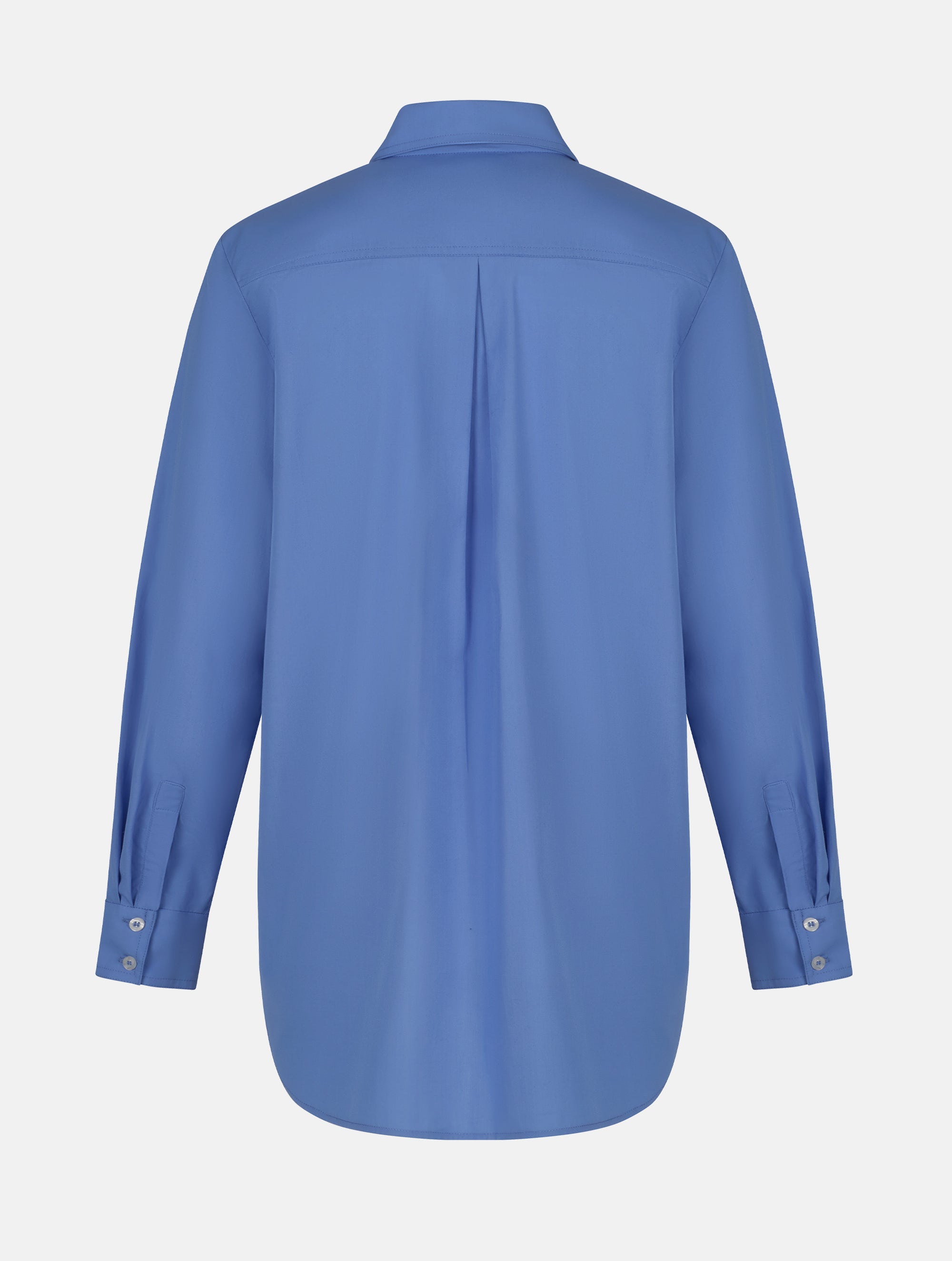 Langes Oversize Blusenhemd mit klassischem Hemdkragen und Manschetten, sowie zwei aufgesetzten Brutstaschen und abgerundeten Saumende im Rückteil. Dieses Modell ist Teil unserer REBORN-Linie und steht für unsere "Zero-Waste-Politik", da mit Stoff aus Altbestand gefertigt.