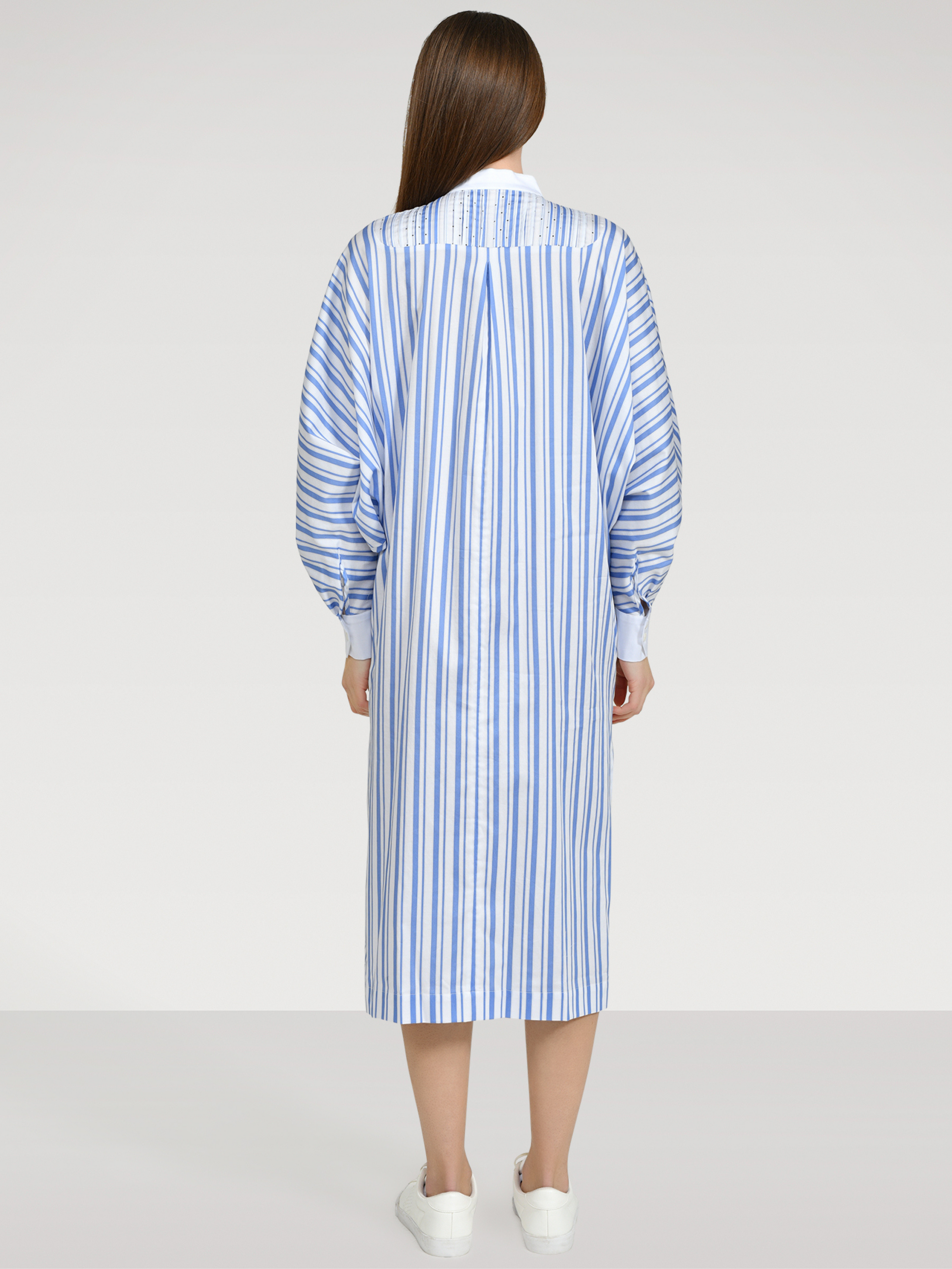 Gestreiftes Blusenkleid aus Premium-Baumwolle, gepunkteten Biesen im Brustbereich und Fledermausärmeln