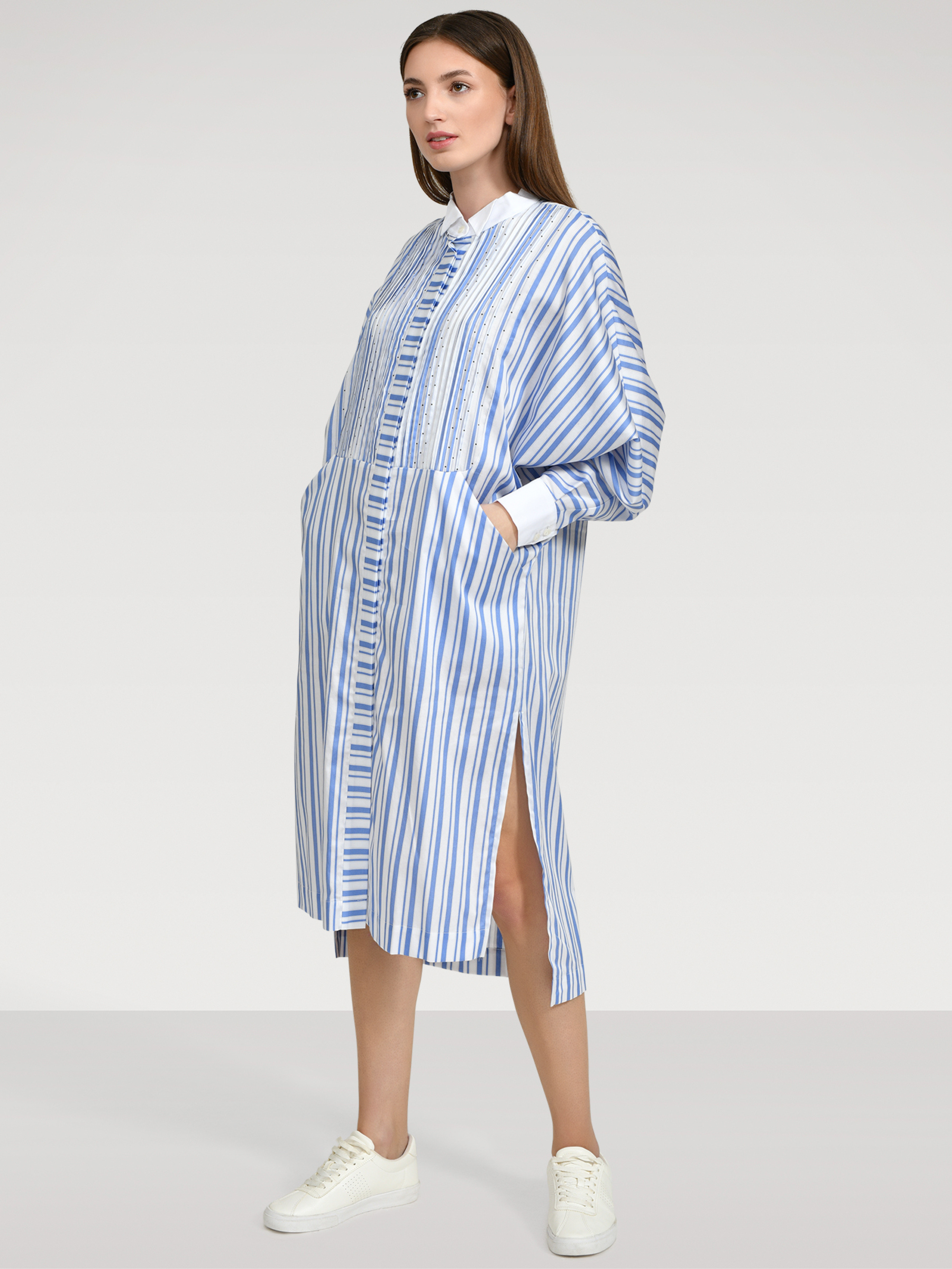 Gestreiftes Blusenkleid aus Premium-Baumwolle, gepunkteten Biesen im Brustbereich und Fledermausärmeln