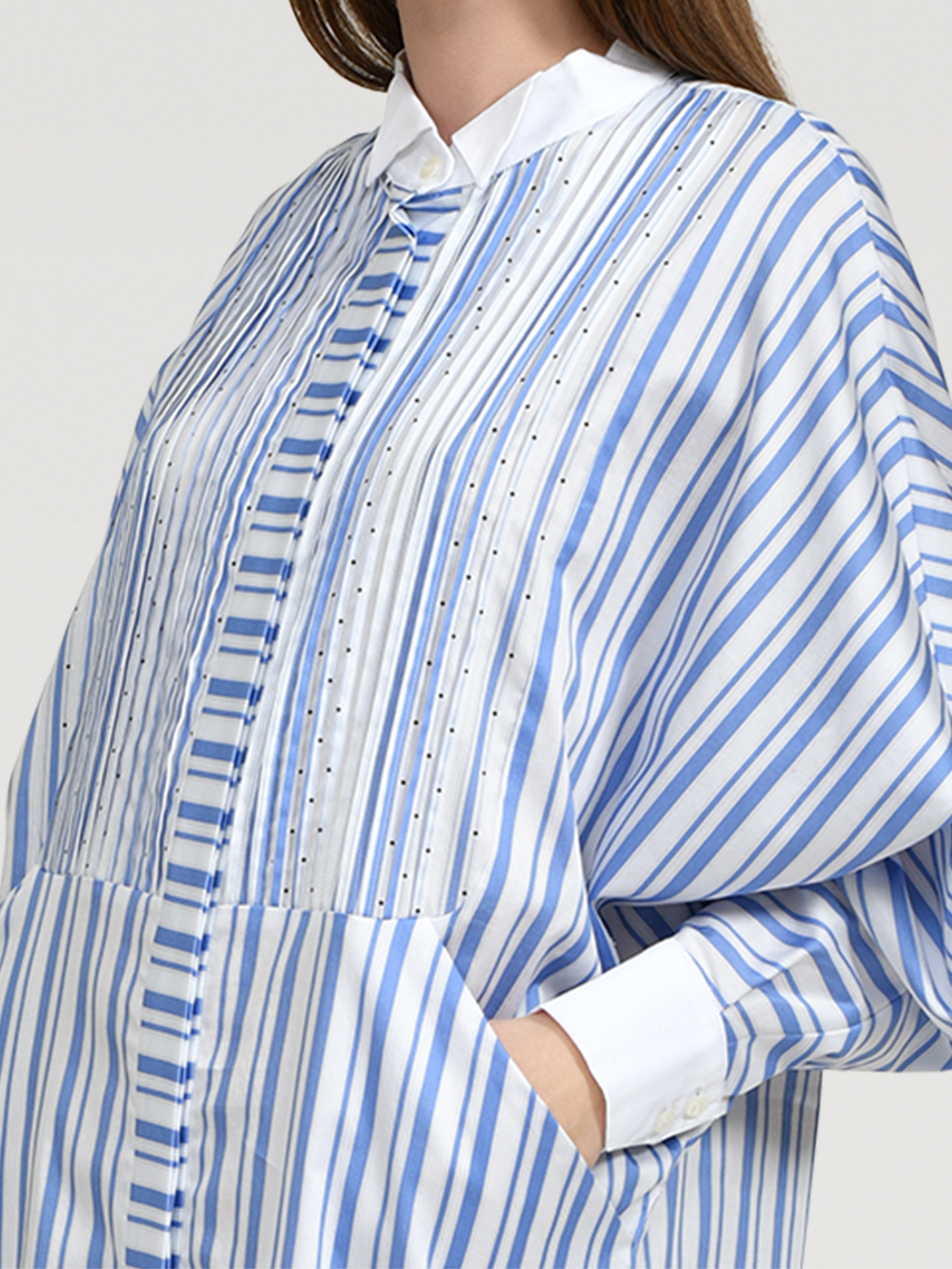 Gestreiftes Blusenkleid aus Premium-Baumwolle, gepunkteten Biesen im Brustbereich und Fledermausärmeln