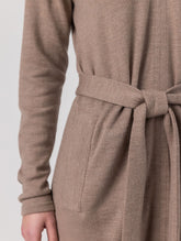 Locker geschnittenes Midikleid mit V-Ausschnitt, langen Seitenschlitzen und Gürtel. Dieses Modell ist Teil unserer REBORN-Kollektion und steht für unsere "Zero-Waste-Politik".