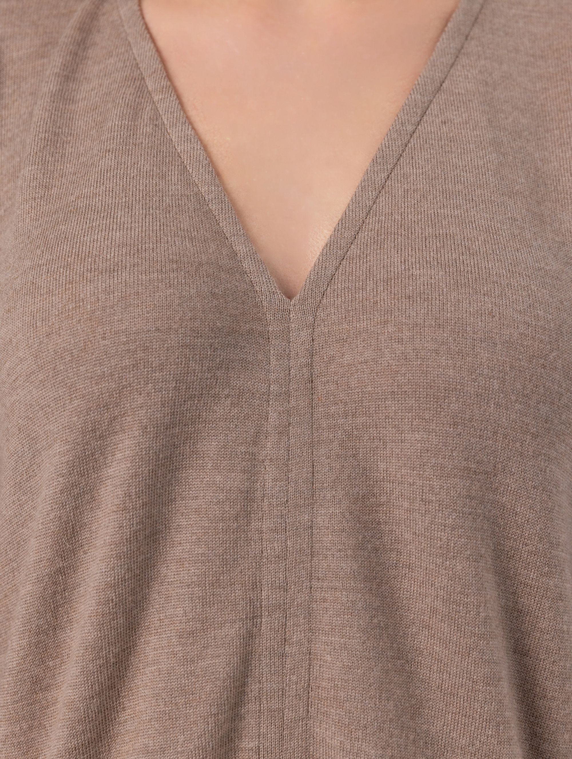 Locker geschnittenes Midikleid mit V-Ausschnitt, langen Seitenschlitzen und Gürtel. Dieses Modell ist Teil unserer REBORN-Kollektion und steht für unsere "Zero-Waste-Politik".