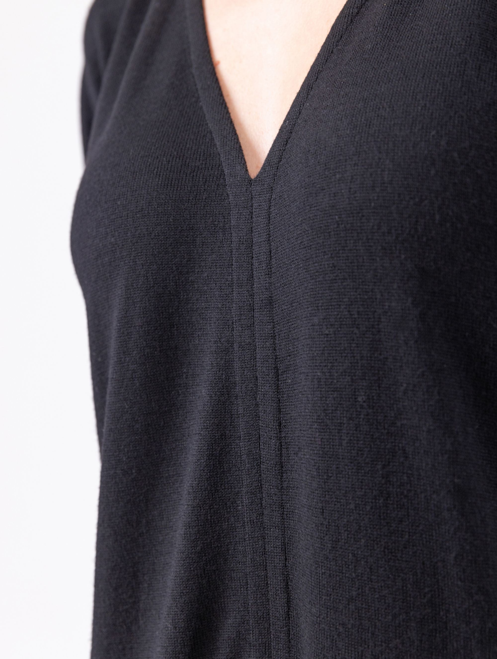 Locker geschnittenes Midikleid mit V-Ausschnitt, langen Seitenschlitzen und Gürtel. Dieses Modell ist Teil unserer REBORN-Kollektion und steht für unsere "Zero-Waste-Politik"