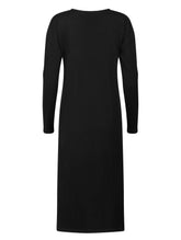 Locker geschnittenes Midikleid mit V-Ausschnitt, langen Seitenschlitzen und Gürtel. Dieses Modell ist Teil unserer REBORN-Kollektion und steht für unsere "Zero-Waste-Politik"