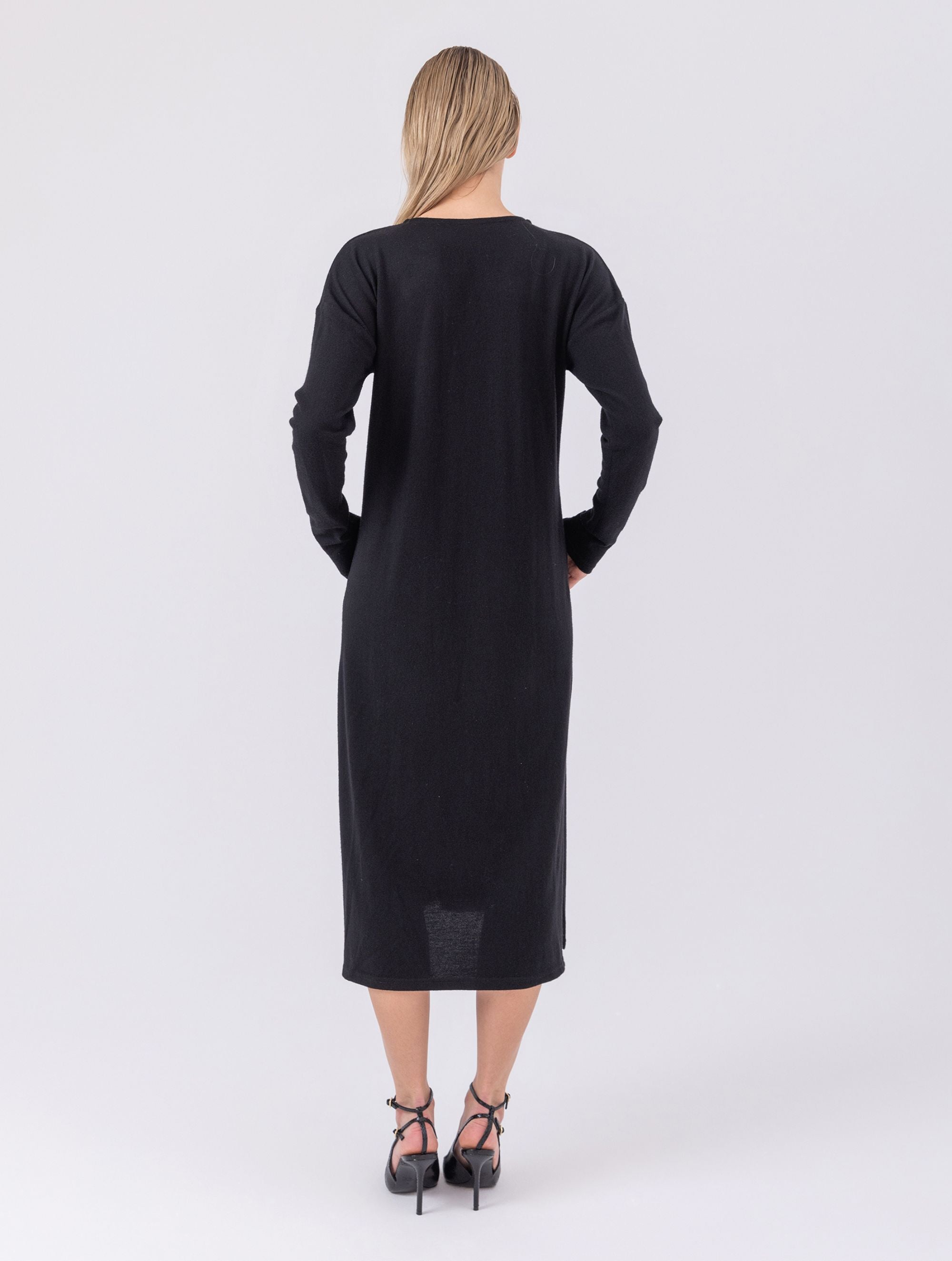 Locker geschnittenes Midikleid mit V-Ausschnitt, langen Seitenschlitzen und Gürtel. Dieses Modell ist Teil unserer REBORN-Kollektion und steht für unsere "Zero-Waste-Politik"