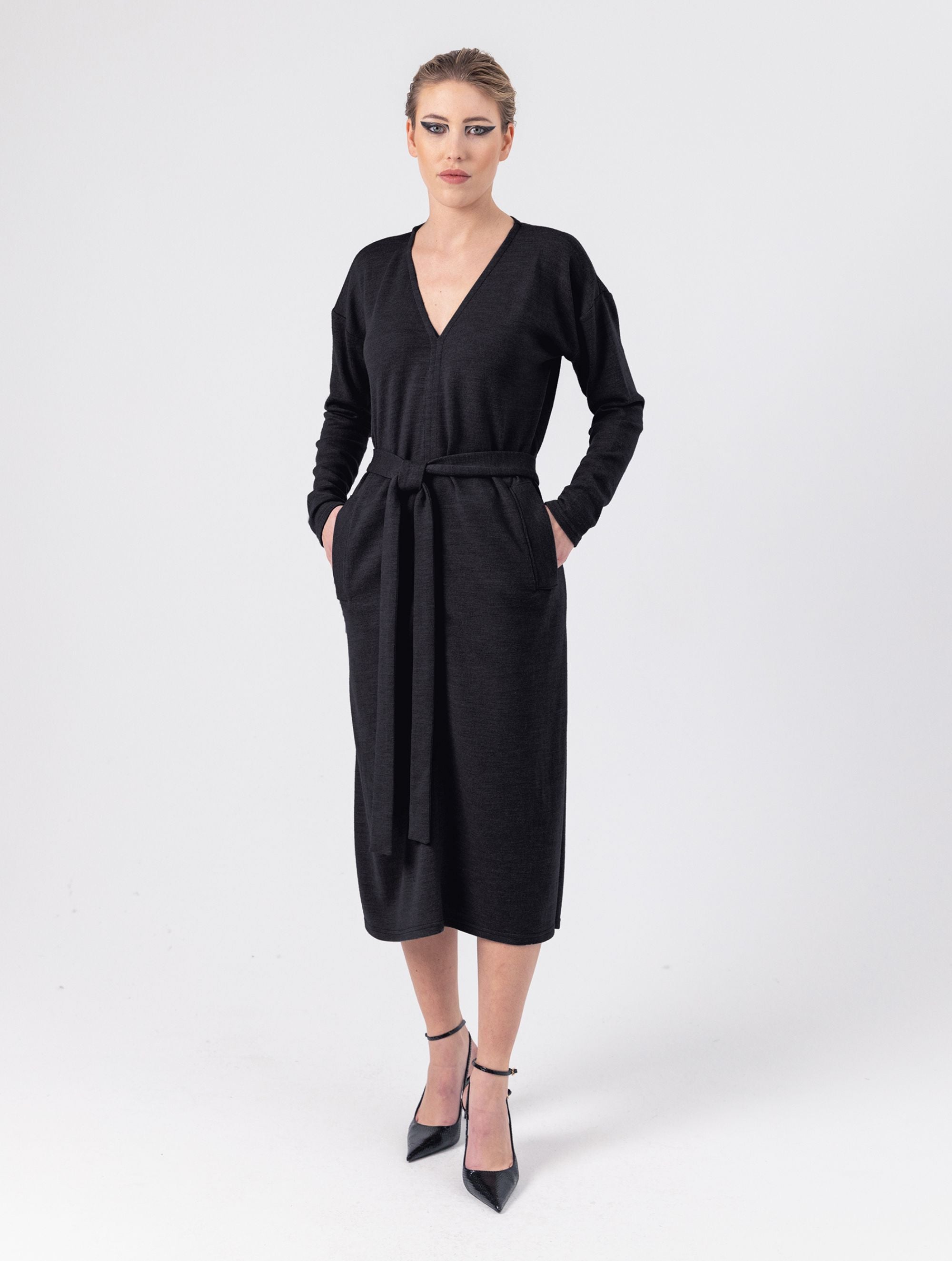 Locker geschnittenes Midikleid mit V-Ausschnitt, langen Seitenschlitzen und Gürtel. Dieses Modell ist Teil unserer REBORN-Kollektion und steht für unsere "Zero-Waste-Politik"