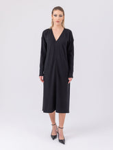 Locker geschnittenes Midikleid mit V-Ausschnitt, langen Seitenschlitzen und Gürtel. Dieses Modell ist Teil unserer REBORN-Kollektion und steht für unsere "Zero-Waste-Politik"