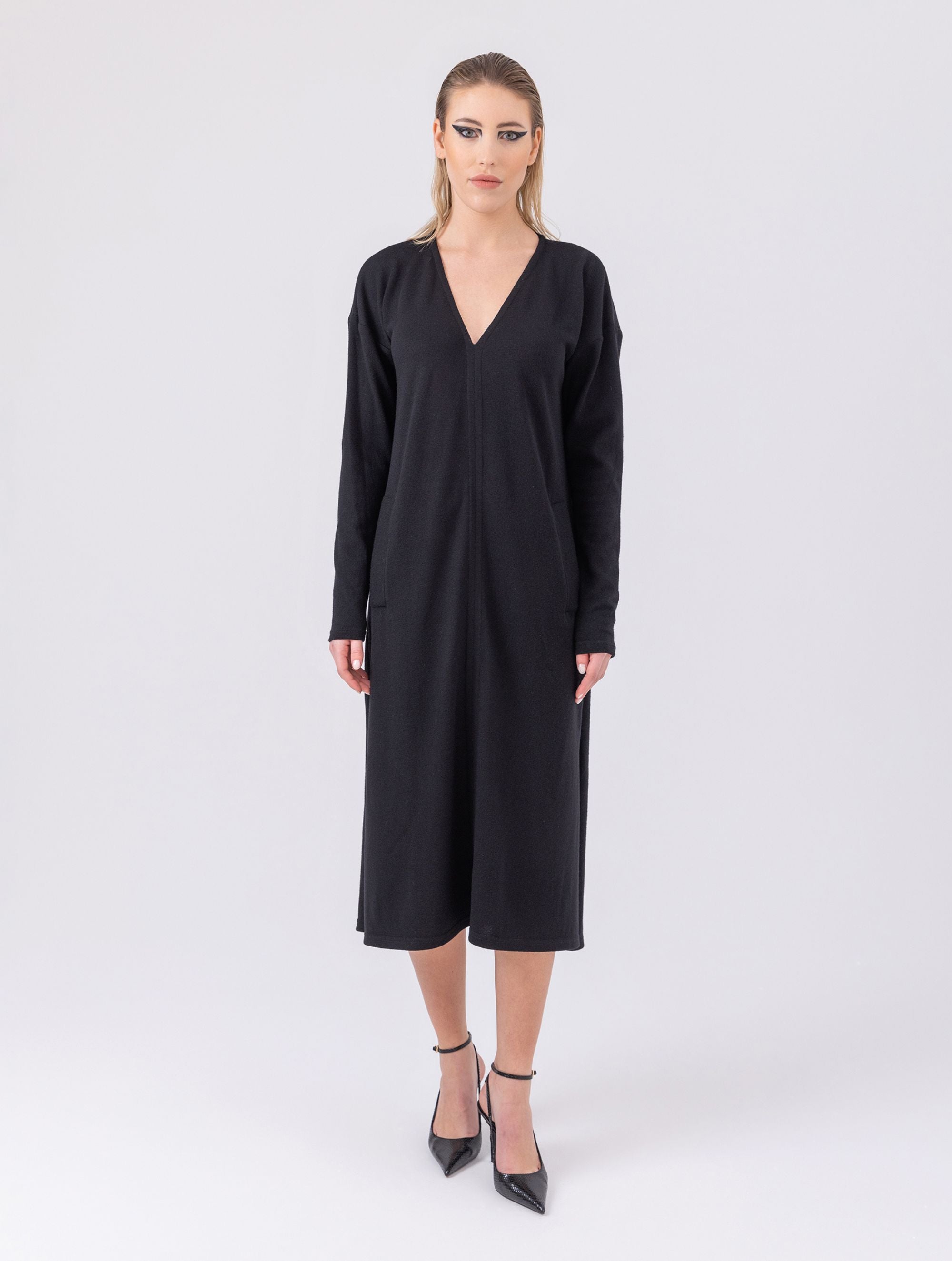 Locker geschnittenes Midikleid mit V-Ausschnitt, langen Seitenschlitzen und Gürtel. Dieses Modell ist Teil unserer REBORN-Kollektion und steht für unsere "Zero-Waste-Politik"