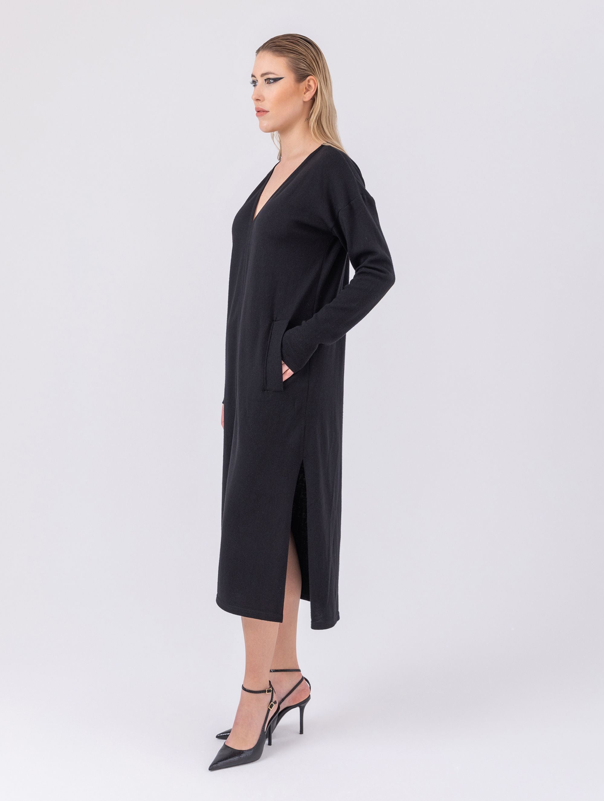 Locker geschnittenes Midikleid mit V-Ausschnitt, langen Seitenschlitzen und Gürtel. Dieses Modell ist Teil unserer REBORN-Kollektion und steht für unsere "Zero-Waste-Politik"