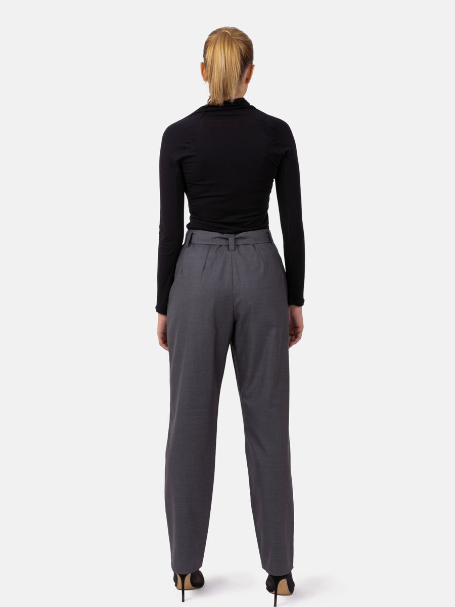 Locker geschnittene Bundfaltenhose aus weichem Wolle-Seiden-Mix sowie seitlichen Eingriffstaschen und Bindegürtel