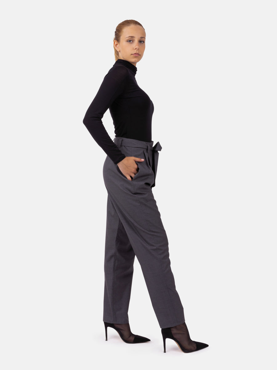 Locker geschnittene Bundfaltenhose aus weichem Wolle-Seiden-Mix sowie seitlichen Eingriffstaschen und Bindegürtel