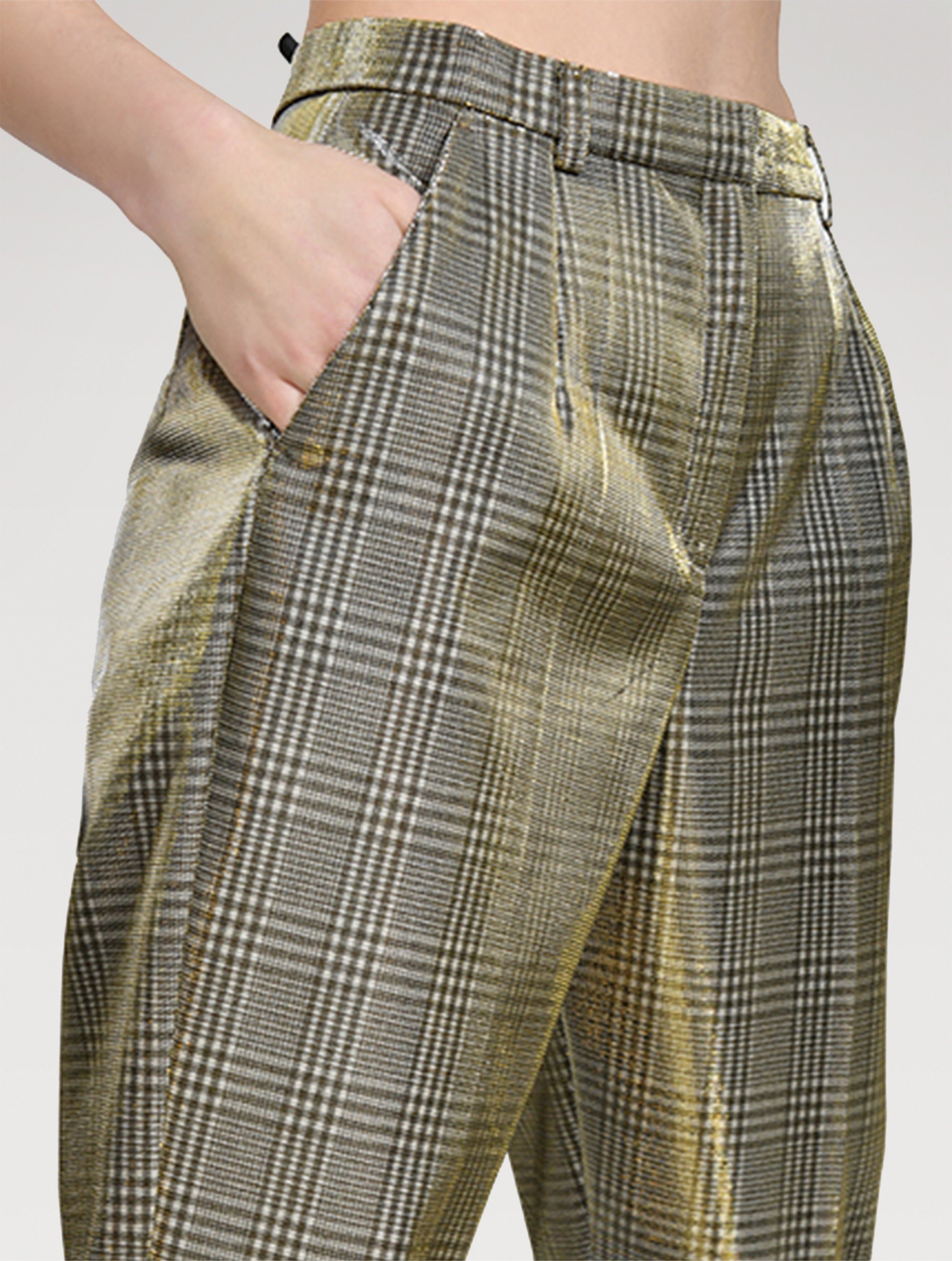 Bundfaltenhose gefertigt aus einer abgetragenen Tartanbahn und mit einem speziellen glänzenden Material beschichtet