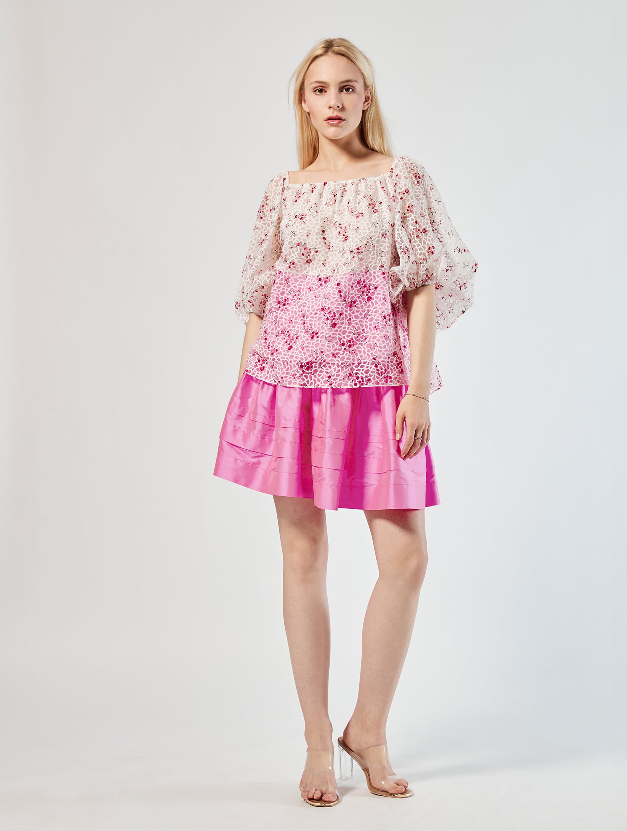 Carmenbluse mit weiter Passform, lockeres Design und auffällige Optik durch das Devoree Gewebes