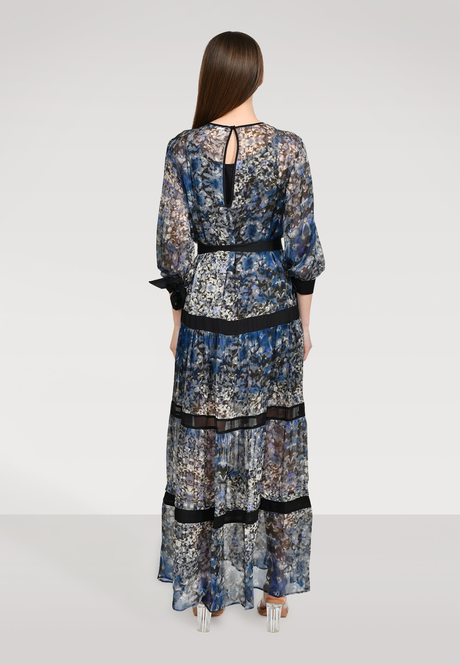 Maxi Kleid aus zarter Chiffonseide mit einen bezaubernden Blütenprint, Schleifen an den Ärmeln und abnehmbaren Volants.