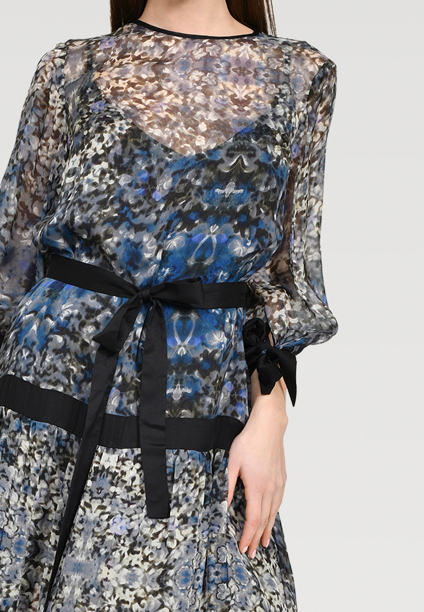 Maxi Kleid aus zarter Chiffonseide mit einen bezaubernden Blütenprint, Schleifen an den Ärmeln und abnehmbaren Volants.