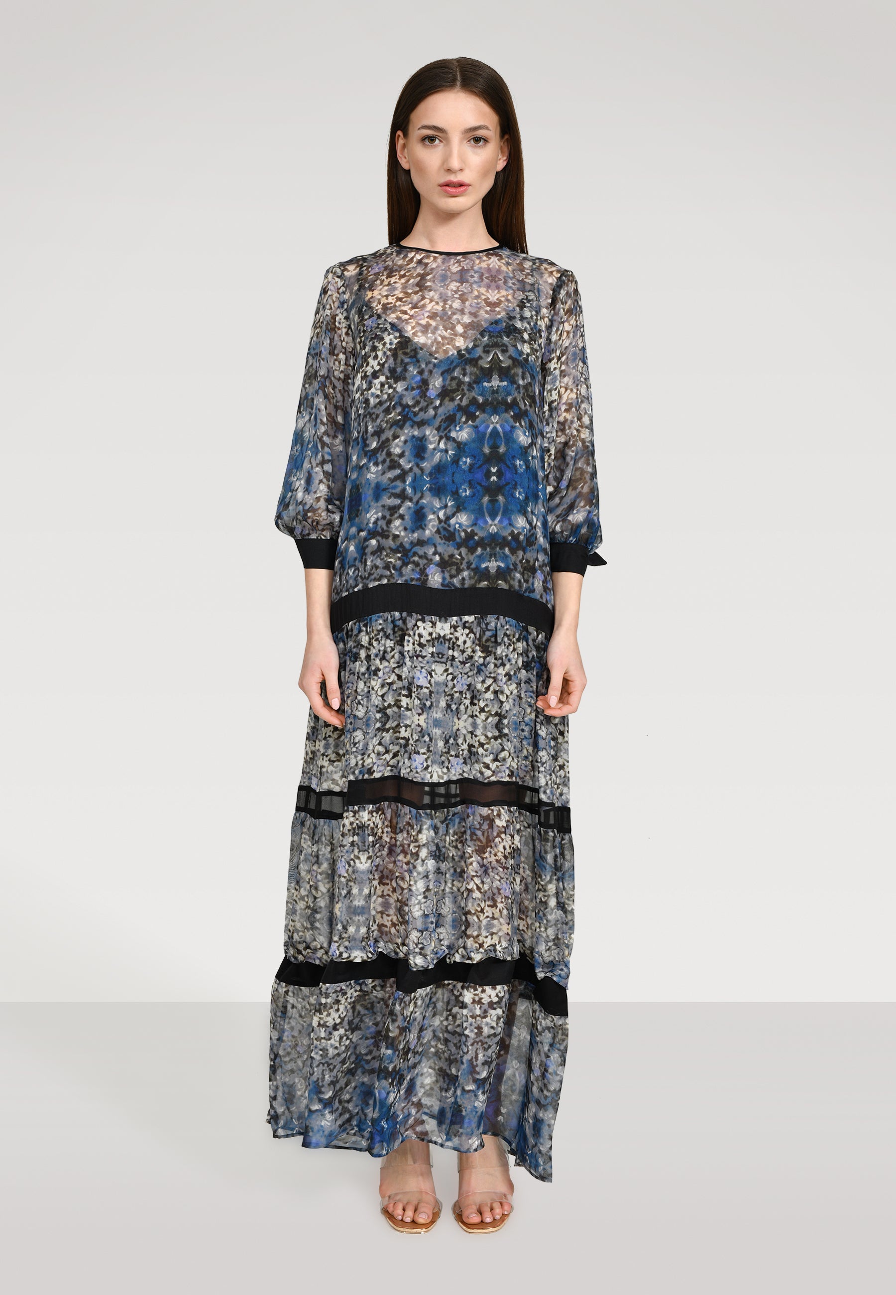 Maxi Kleid aus zarter Chiffonseide mit einen bezaubernden Blütenprint, Schleifen an den Ärmeln und abnehmbaren Volants.