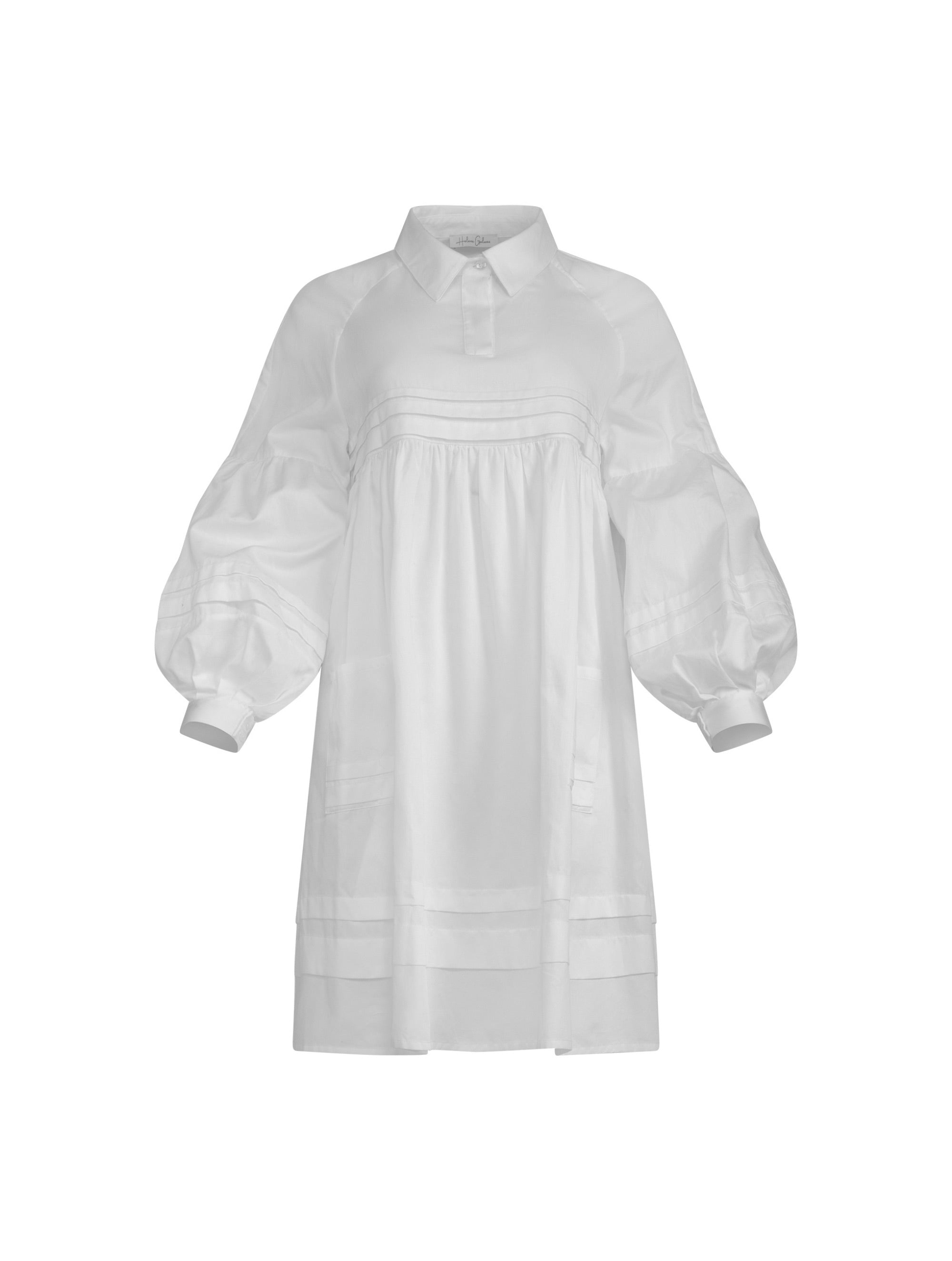 Weites Hemdkragenkleid mit weiten Laternenärmeln, Biesen an der Brust, Ärmeln, aufgesetzenTaschen und Saumende, sowie verdeckter Knopfleiste. Gefertigt aus Premiumbaumwolle mit Satin-Touch.
