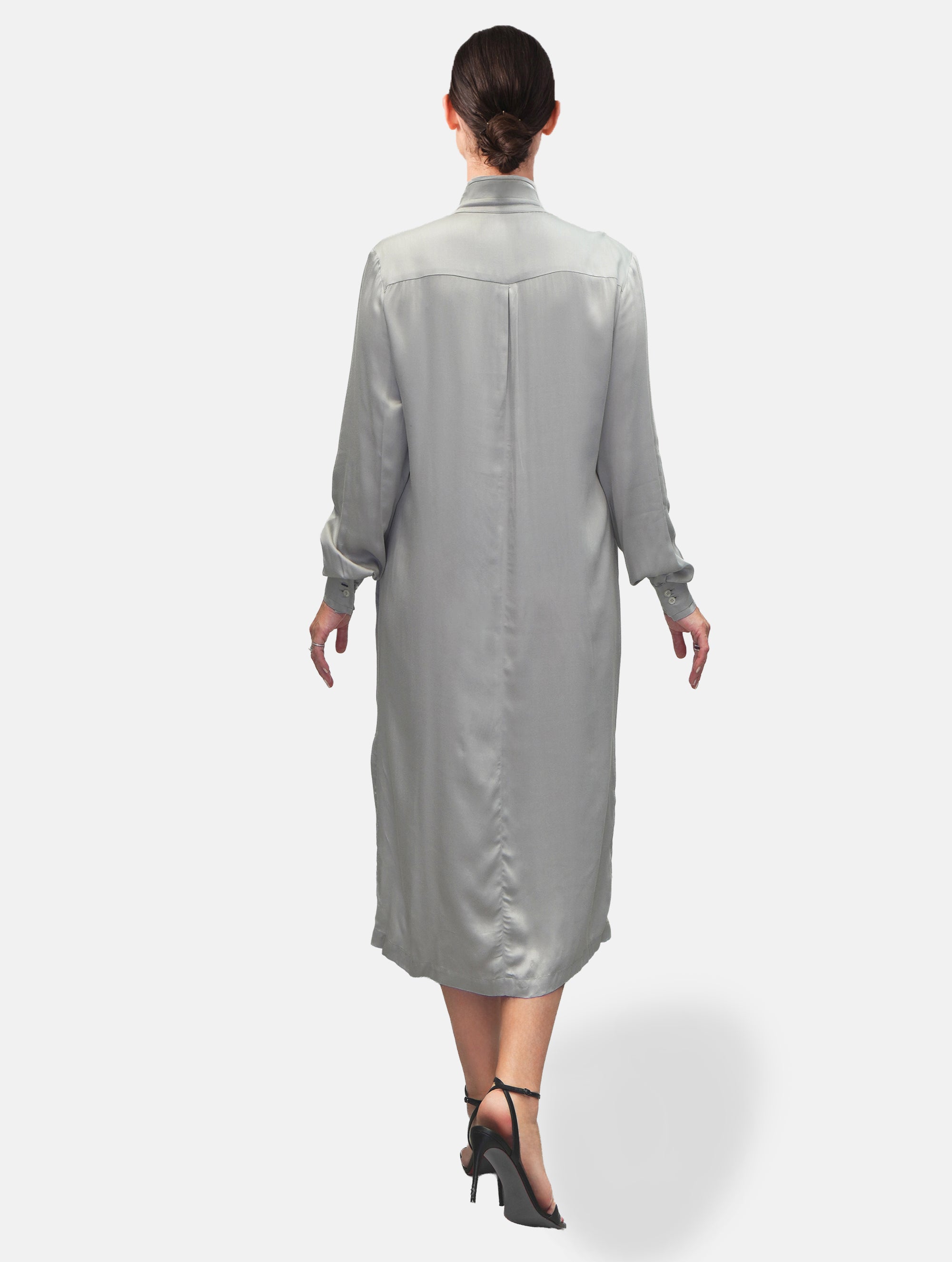 Midi Hemdkleid aus Viskose mit Stehkragen, versteckter Knopfleiste und einem seitlichen Schlitz.