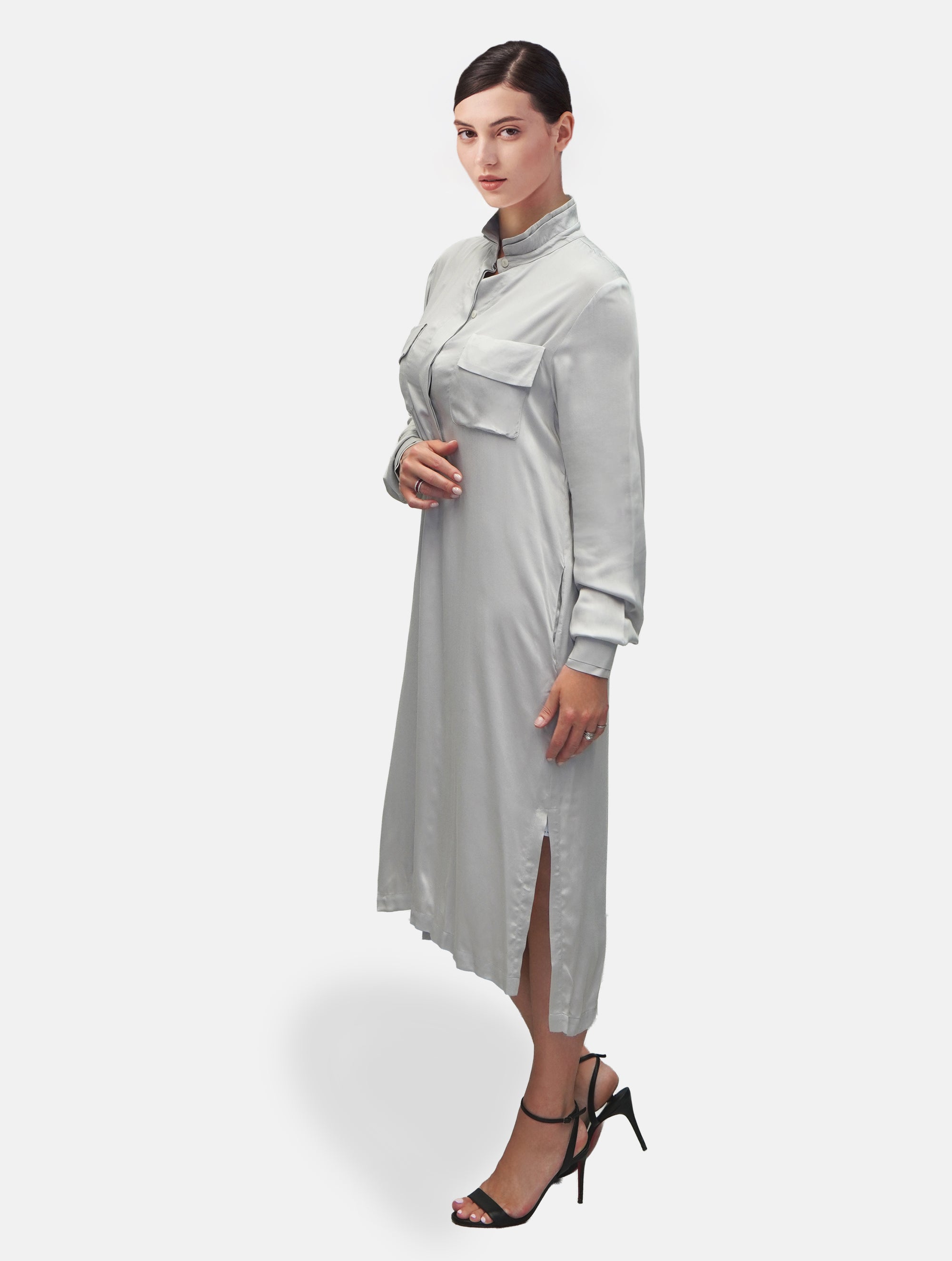 Midi Hemdkleid aus Viskose mit Stehkragen, versteckter Knopfleiste und einem seitlichen Schlitz.