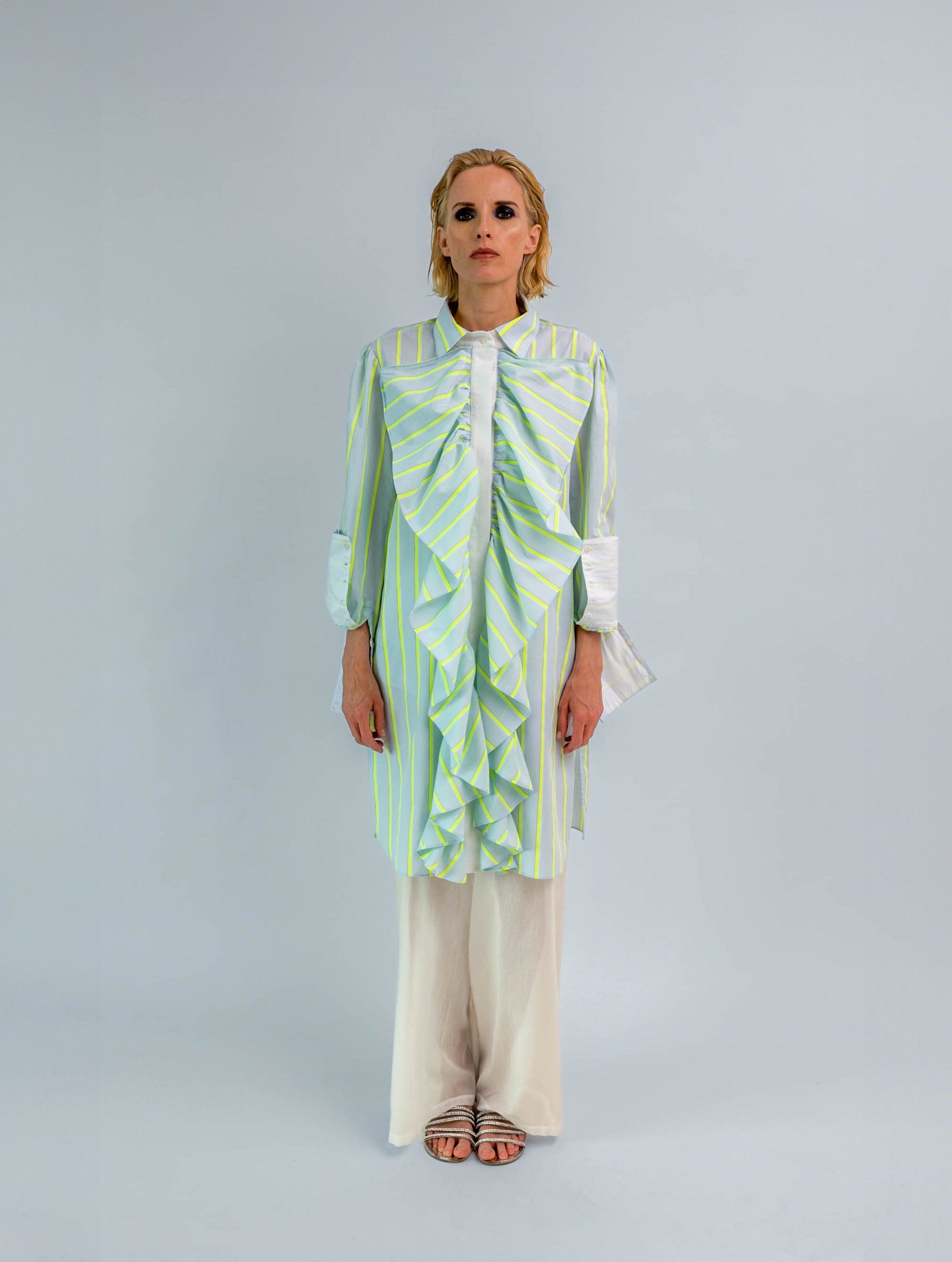 Gestreiftes, mittellanges Hemdkleid mit großen Volants für eine verspielte Note und hohen Seitenschlitzen für einen trendigen Look
