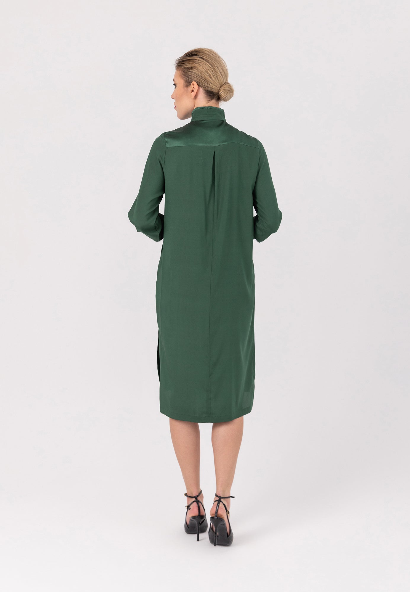Midi-Hemdkleid aus feinster Seide mit Stehkragen, seitlichen Schlitzen und verdeckter Knopfleiste.