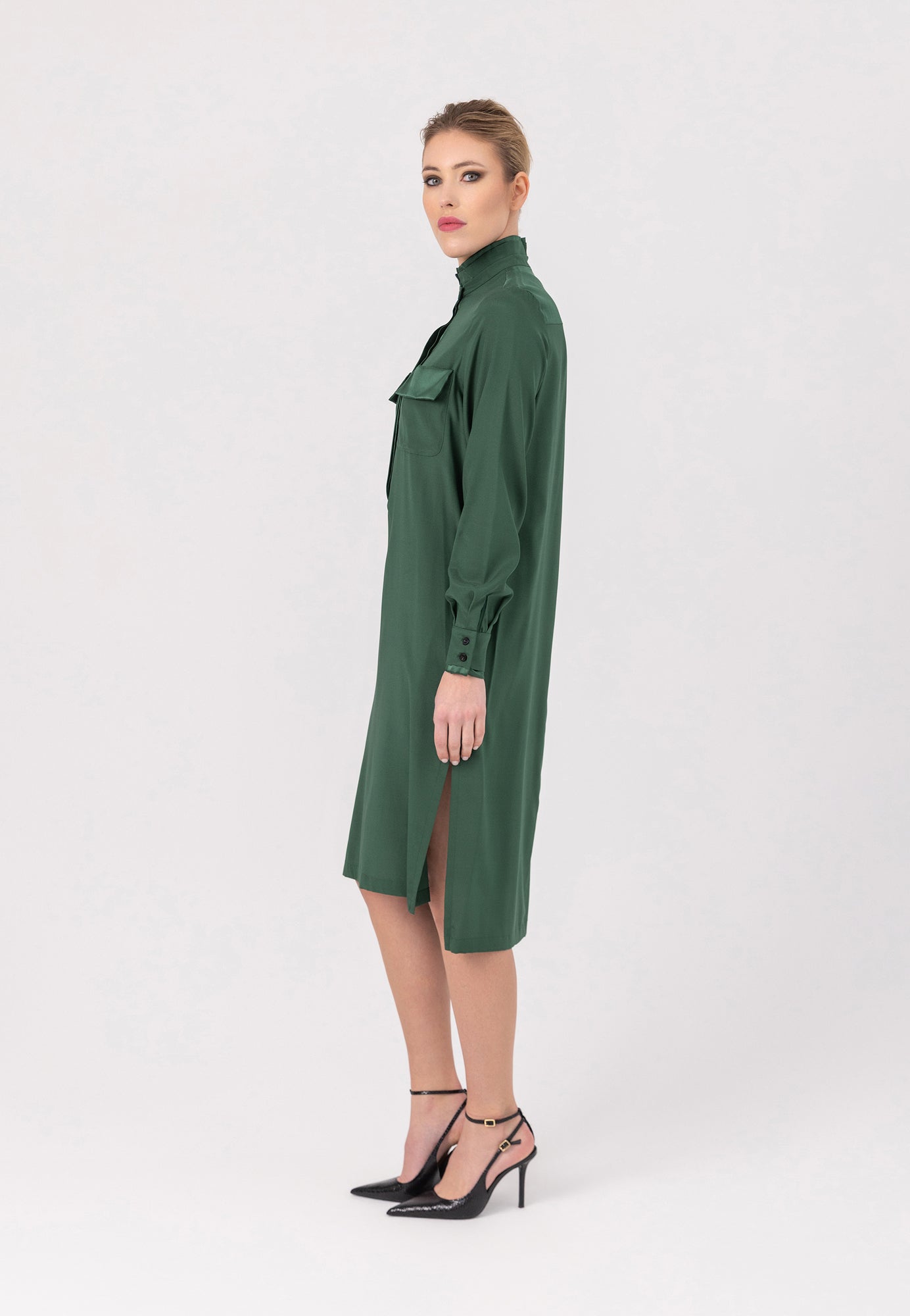 Midi-Hemdkleid aus feinster Seide mit Stehkragen, seitlichen Schlitzen und verdeckter Knopfleiste.