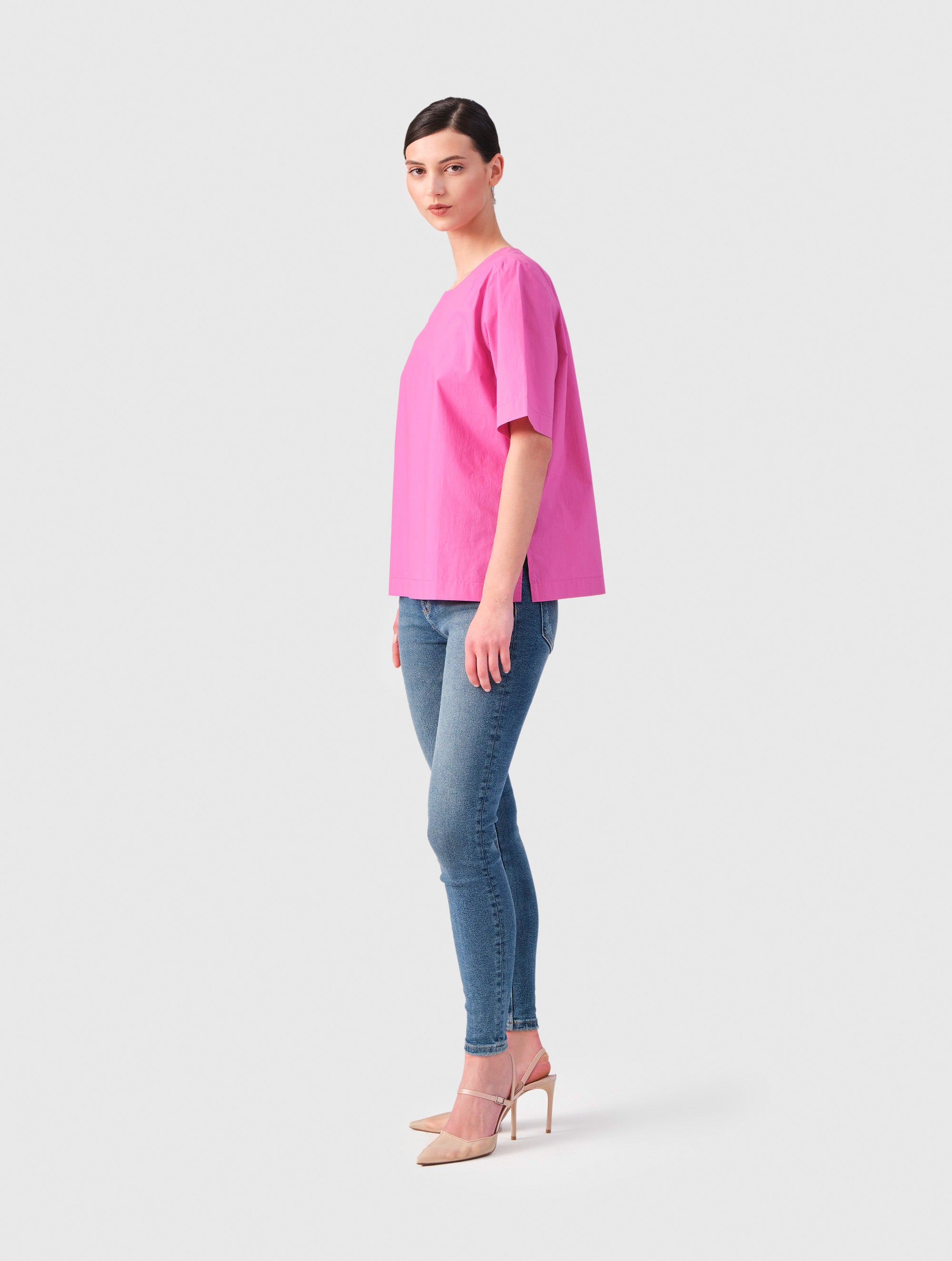 Hochgeschlossene Bluse aus Baumwolle im T-Shirt-Stil mit Knopfverschluss auf der Rückseite. Aus nachhaltiger Baumwolle gefertigt.