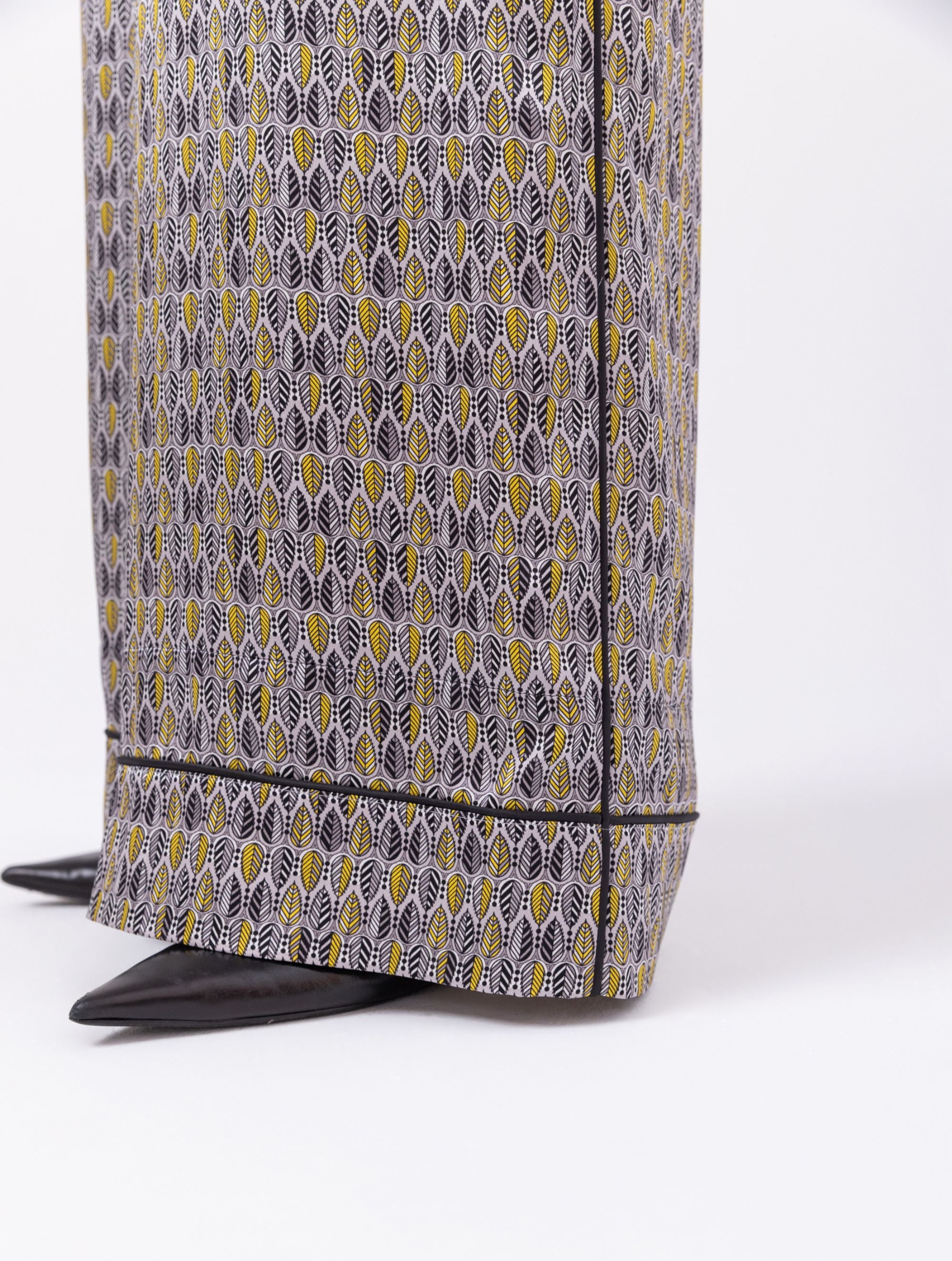 Bedruckte Satin-Seidenhose mit weitem Bein im Pyjama-Stil, elastischem Bund, Seitentaschen und schwarzen Paspeln. Hergestellt aus Naturfaser.