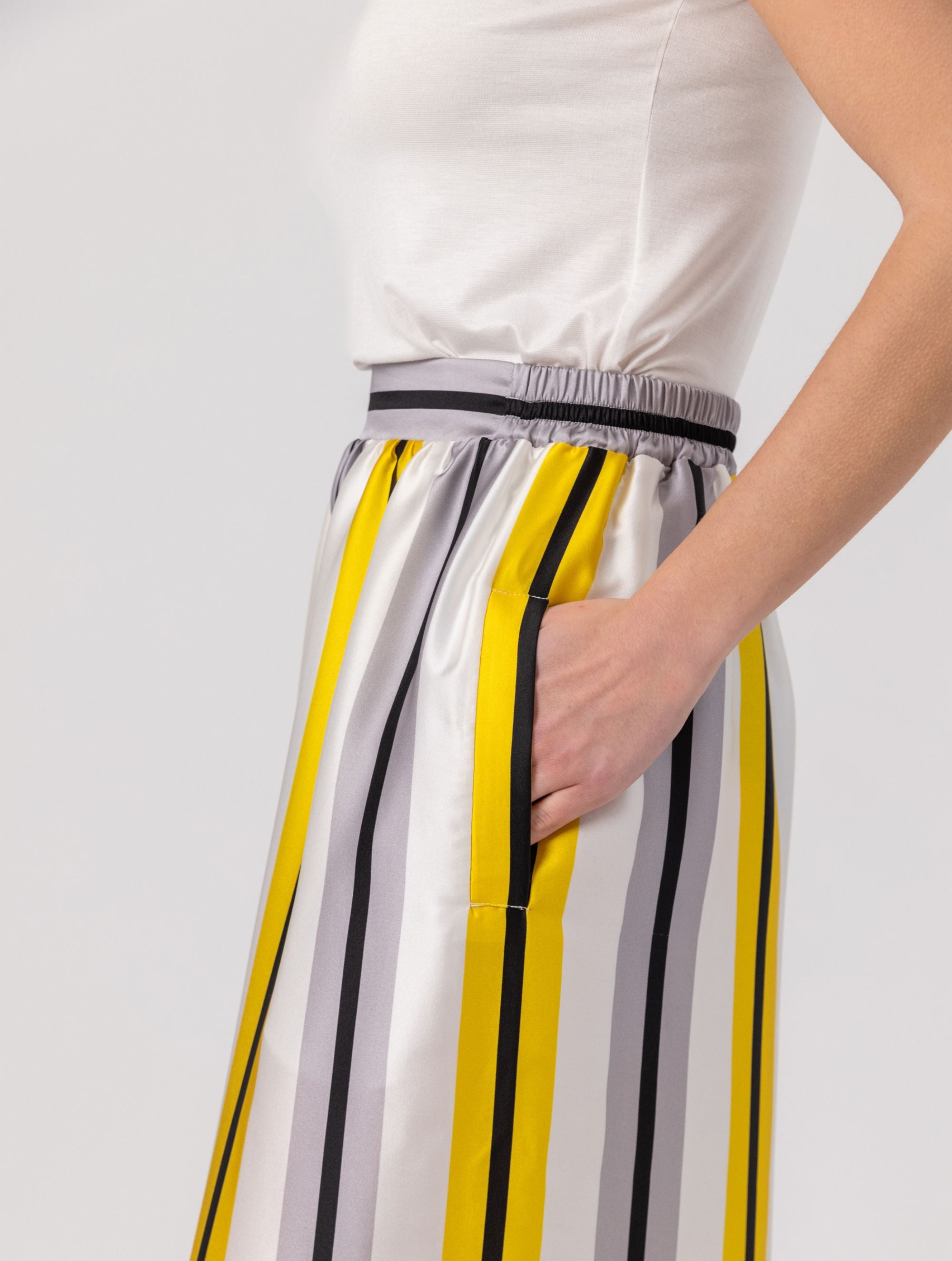 Bedruckte Satin-Seidenhose mit weitem Bein im Pyjama-Stil, elastischem Bund und Seitentaschen. Hergestellt aus Naturfasern.