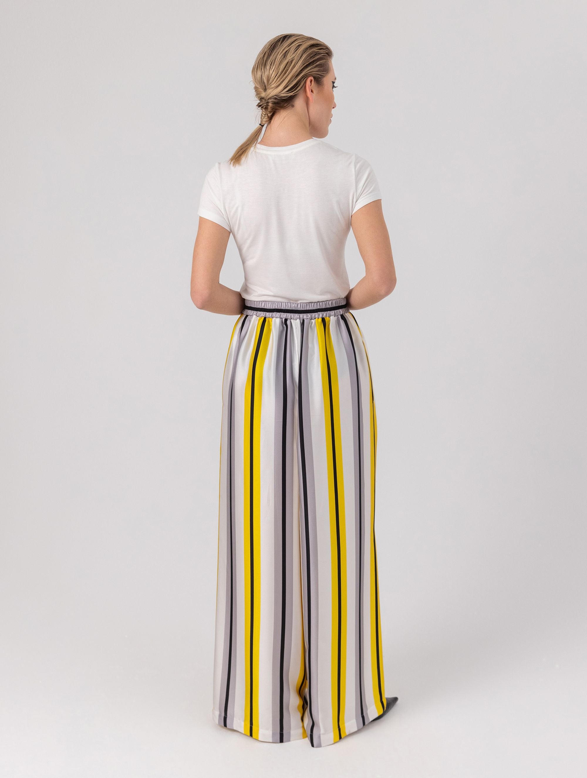 Bedruckte Satin-Seidenhose mit weitem Bein im Pyjama-Stil, elastischem Bund und Seitentaschen. Hergestellt aus Naturfasern.