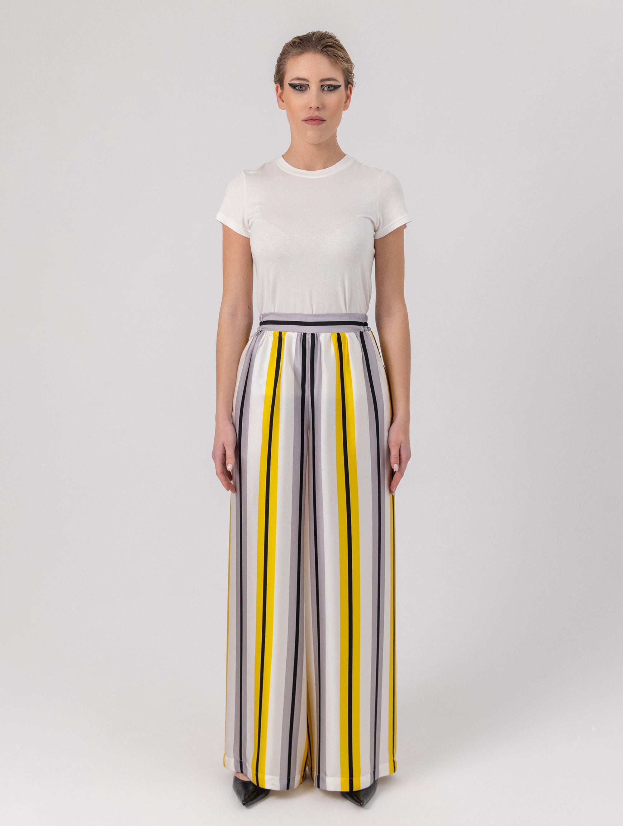 Bedruckte Satin-Seidenhose mit weitem Bein im Pyjama-Stil, elastischem Bund und Seitentaschen. Hergestellt aus Naturfasern.