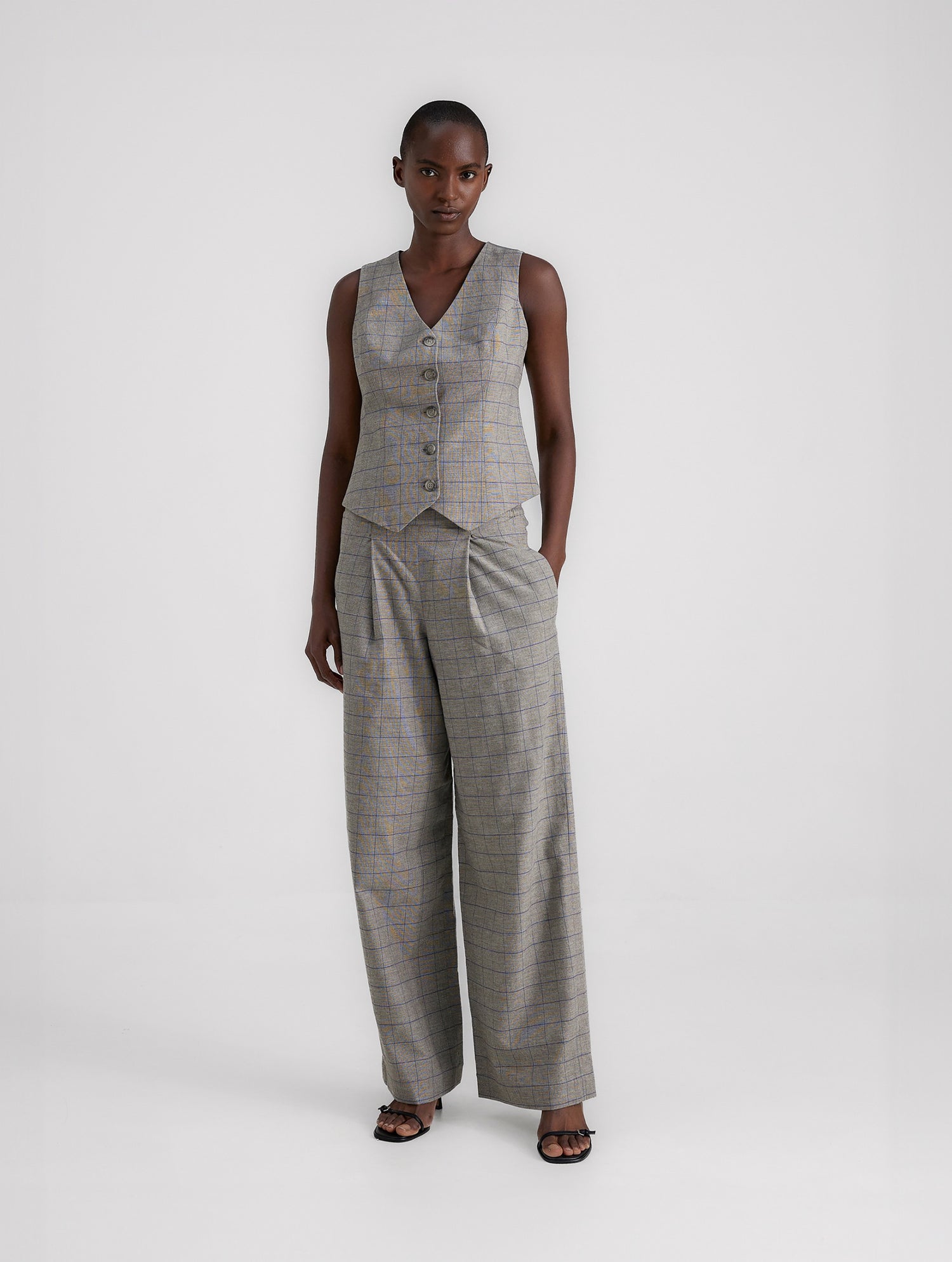 Weit geschnittene Hose mit elastischem Bund und verdeckten Seitentaschen. Hergestellt aus nachhaltigen Fasern.