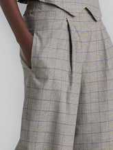 Weit geschnittene Hose mit elastischem Bund und verdeckten Seitentaschen. Hergestellt aus nachhaltigen Fasern.