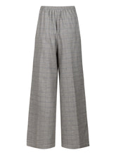 Weit geschnittene Hose mit elastischem Bund und verdeckten Seitentaschen. Hergestellt aus nachhaltigen Fasern.