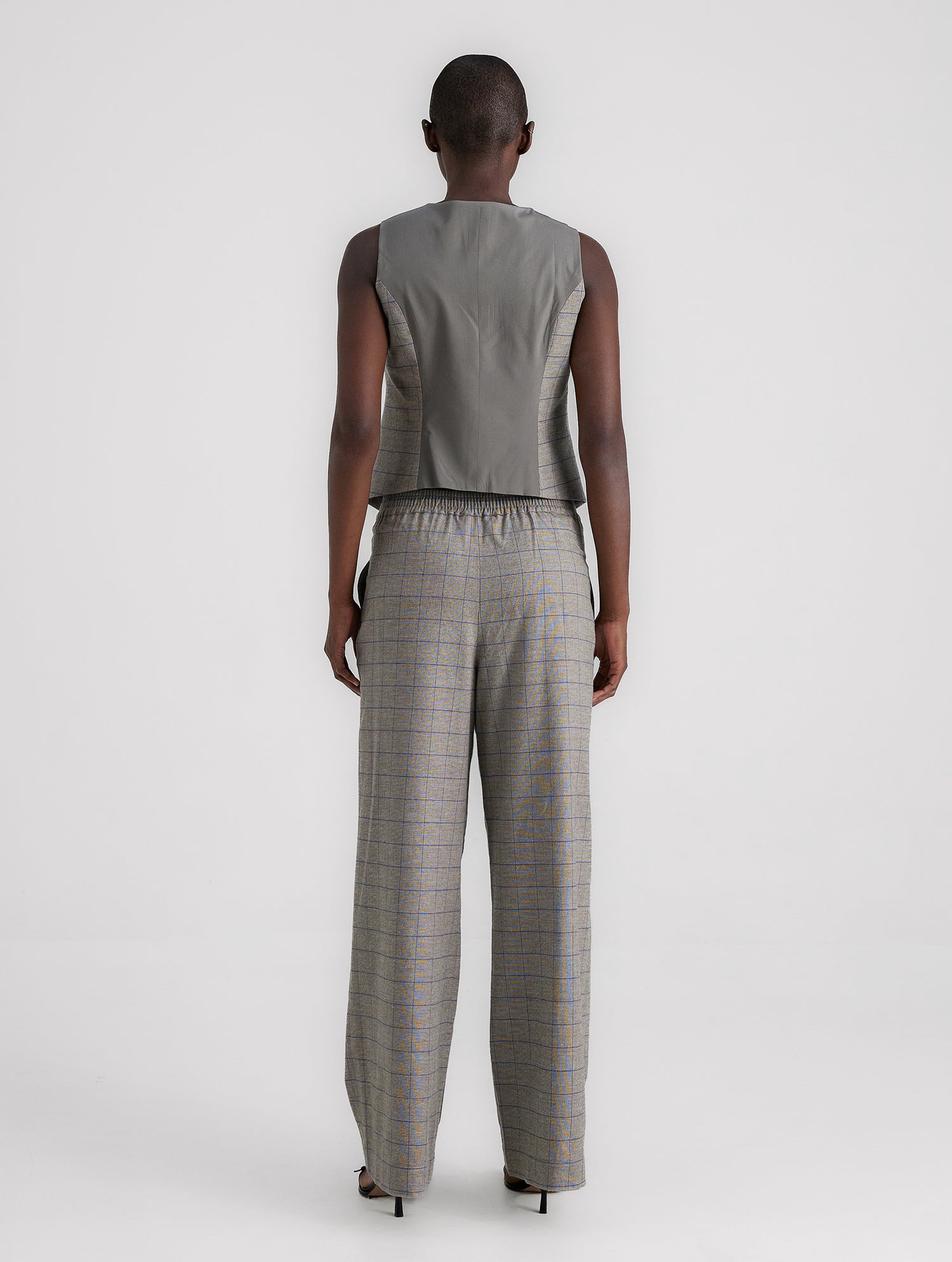 Weit geschnittene Hose mit elastischem Bund und verdeckten Seitentaschen. Hergestellt aus nachhaltigen Fasern.