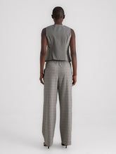 Weit geschnittene Hose mit elastischem Bund und verdeckten Seitentaschen. Hergestellt aus nachhaltigen Fasern.