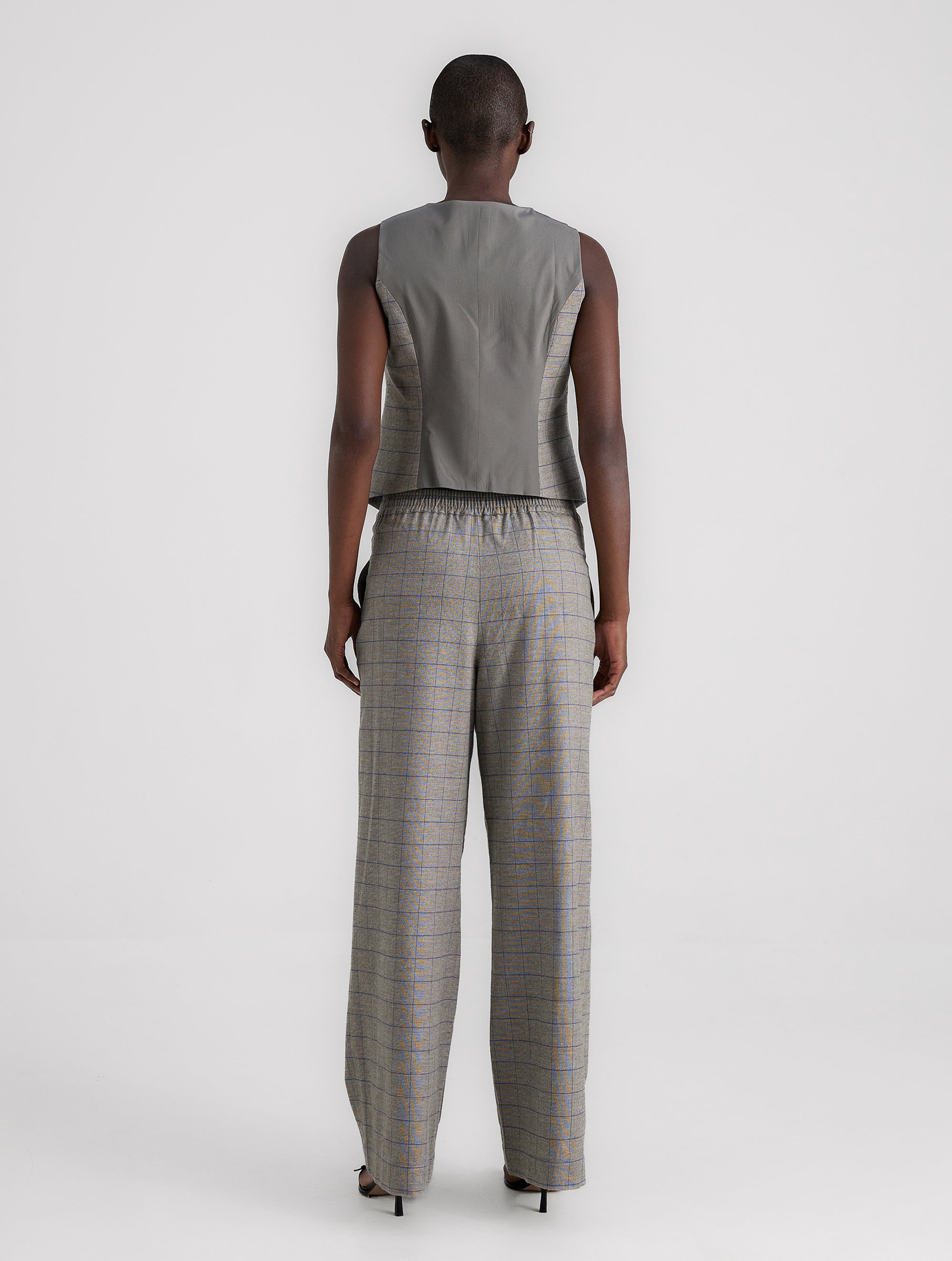 Weit geschnittene Hose mit elastischem Bund und verdeckten Seitentaschen. Hergestellt aus nachhaltigen Fasern.