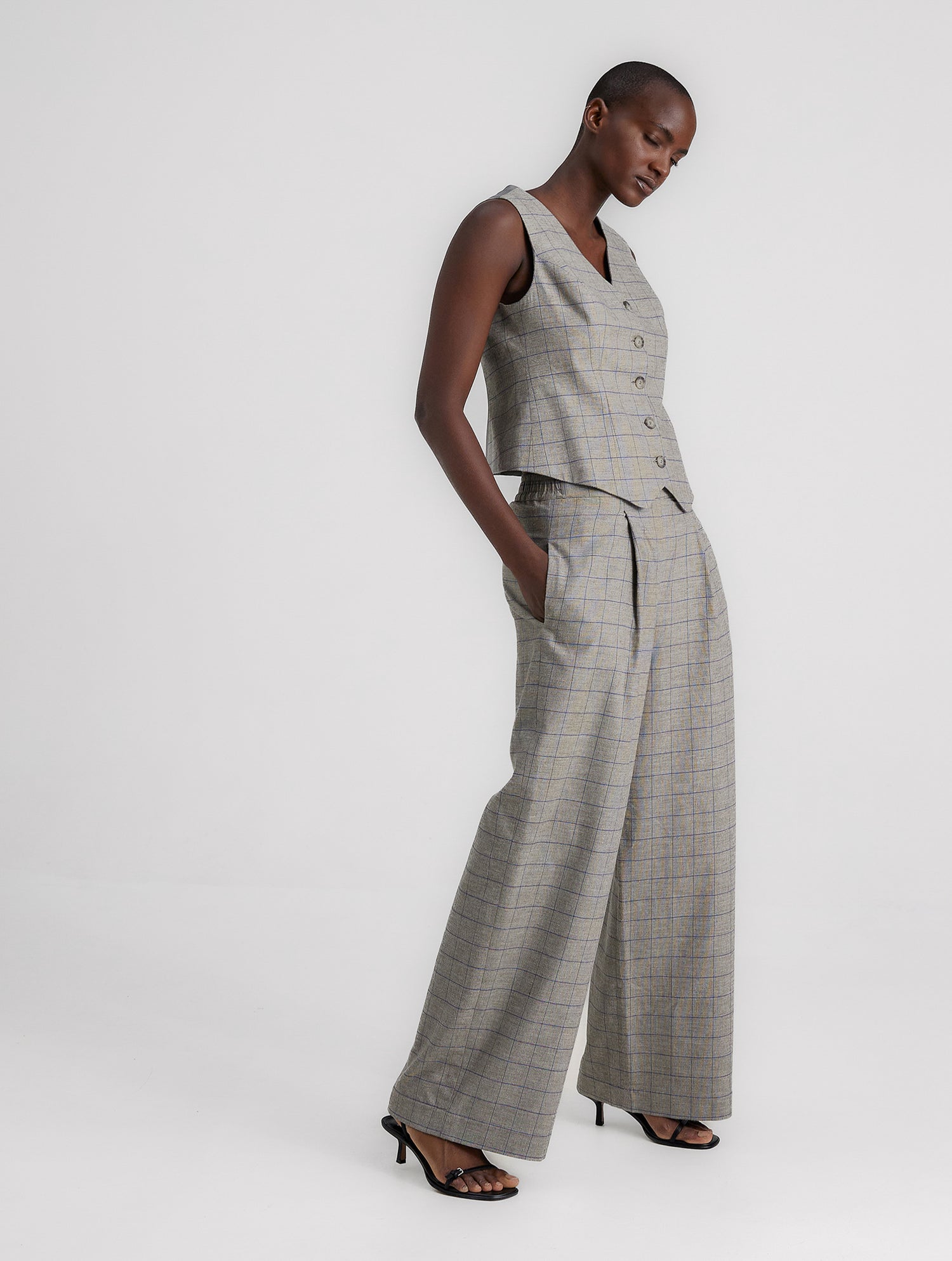 Weit geschnittene Hose mit elastischem Bund und verdeckten Seitentaschen. Hergestellt aus nachhaltigen Fasern.