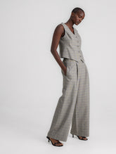 Weit geschnittene Hose mit elastischem Bund und verdeckten Seitentaschen. Hergestellt aus nachhaltigen Fasern.