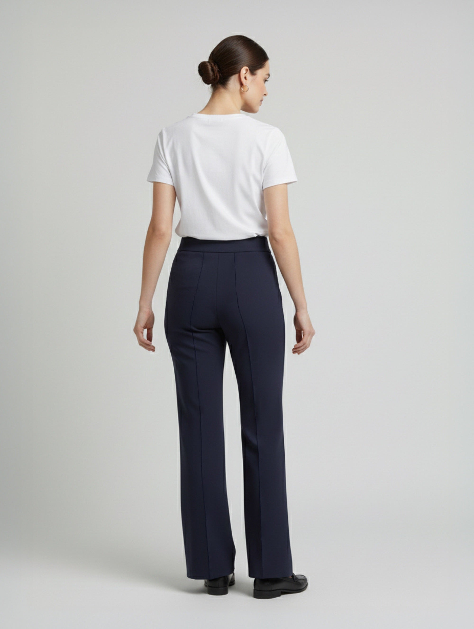 Die Hose Tanja in klassischem Navy überzeugt mit klarer Linienführung, eleganter Wide-Leg-Silhouette und hohem Bund mit elastischem Taillenband für eine bequeme, schmeichelhafte Passform.