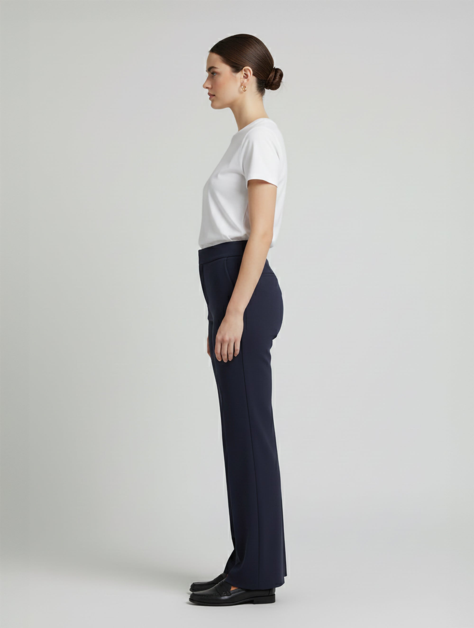 Die Hose Tanja in klassischem Navy überzeugt mit klarer Linienführung, eleganter Wide-Leg-Silhouette und hohem Bund mit elastischem Taillenband für eine bequeme, schmeichelhafte Passform.