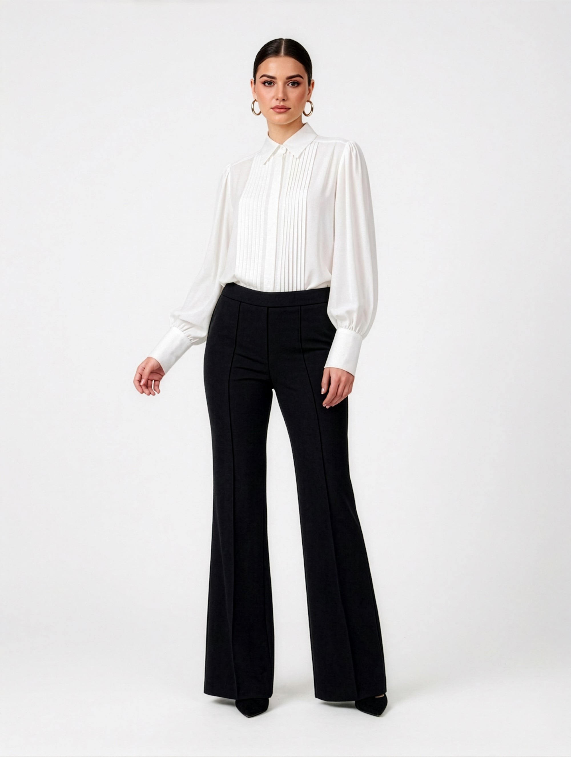 Die Hose Tanja in klassischem Schwarz überzeugt mit klarer Linienführung, eleganter Wide-Leg-Silhouette und hohem Bund mit elastischem Taillenband für eine bequeme, schmeichelhafte Passform.